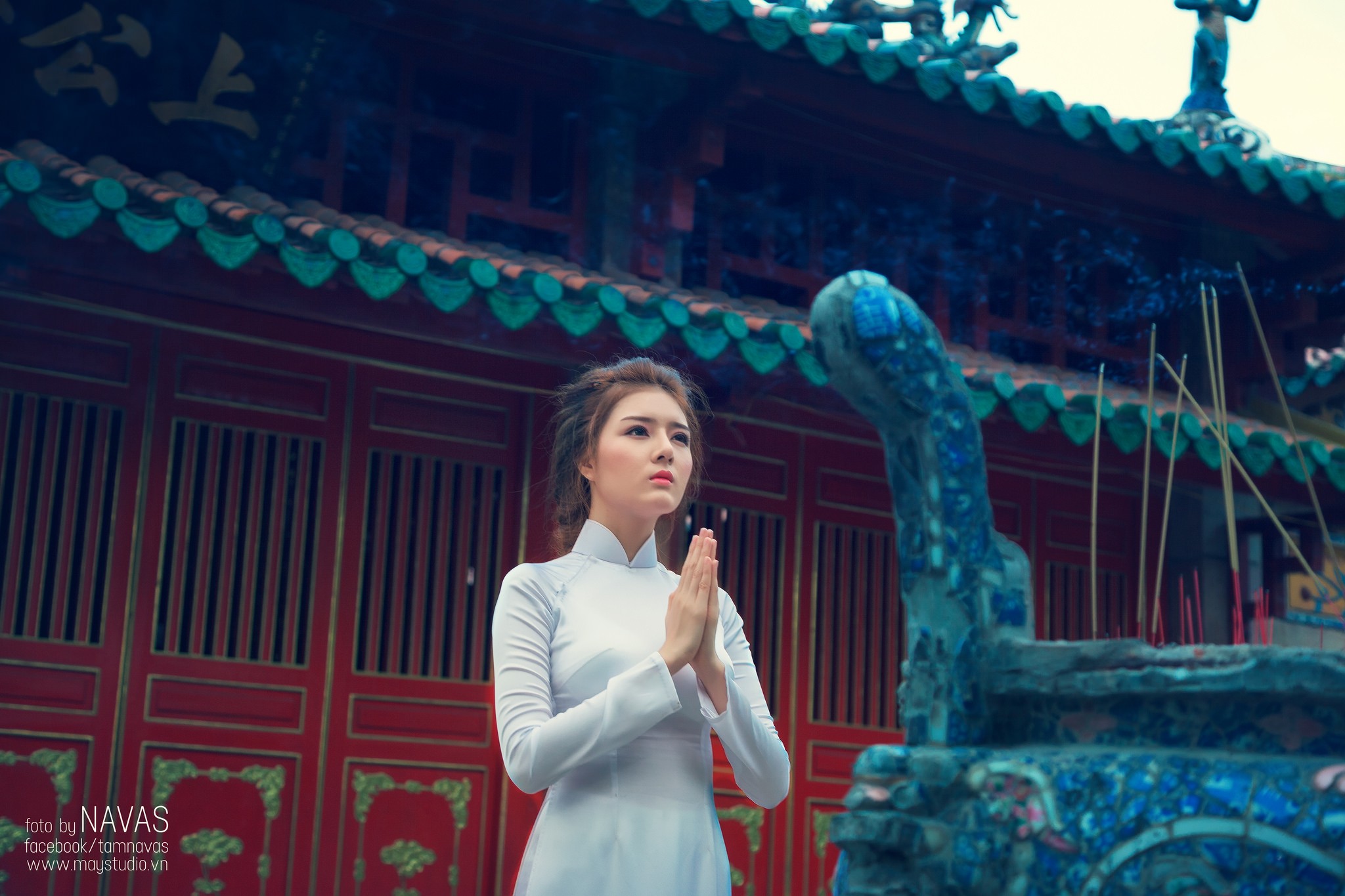Asian woman praying in front of a temple HD Wallpaper