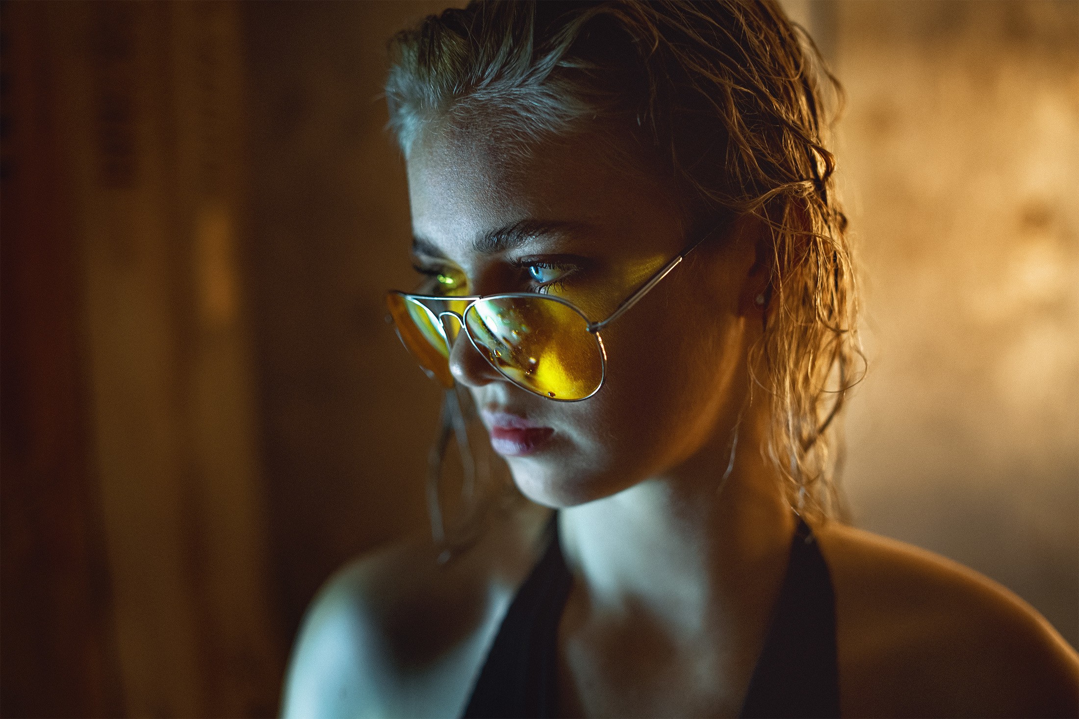 Woman wearing yellow aviator sunglasses HD Wallpaper