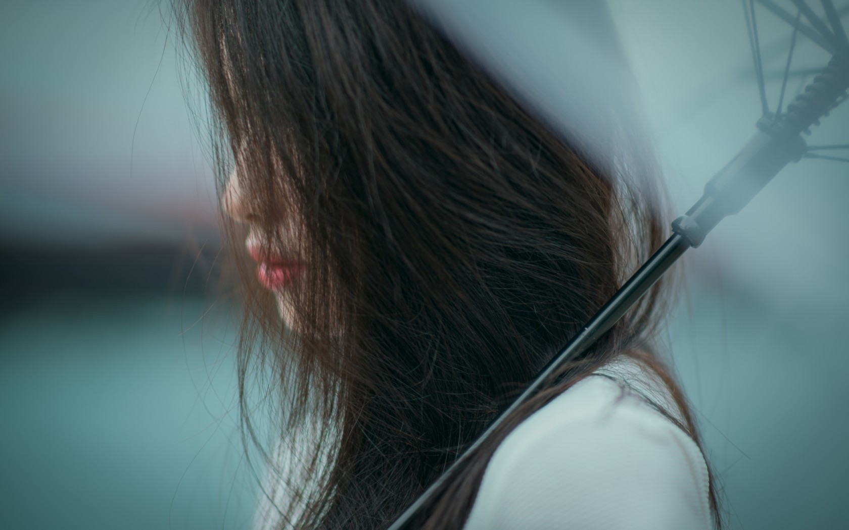 Woman with umbrella in the rain HD Wallpaper