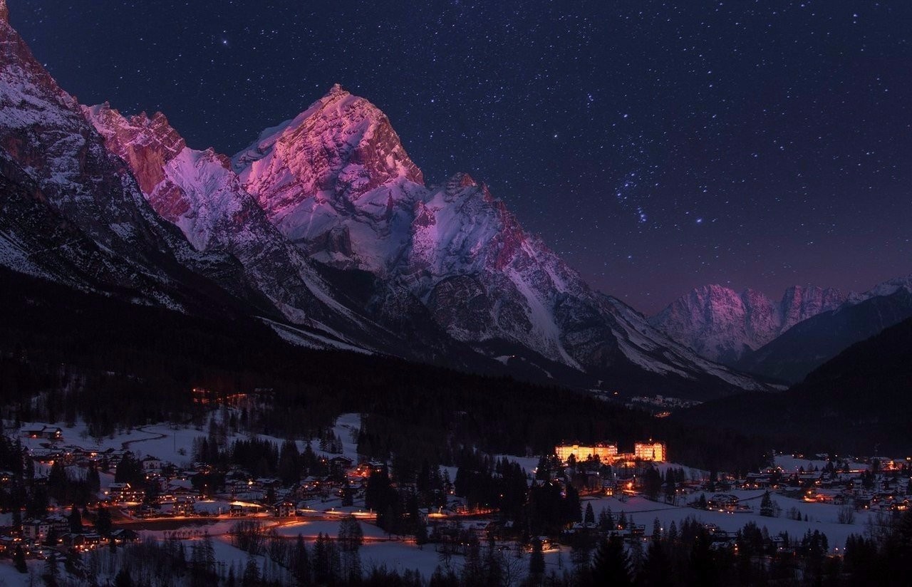 Snowy mountains under a starry night sky HD Wallpaper