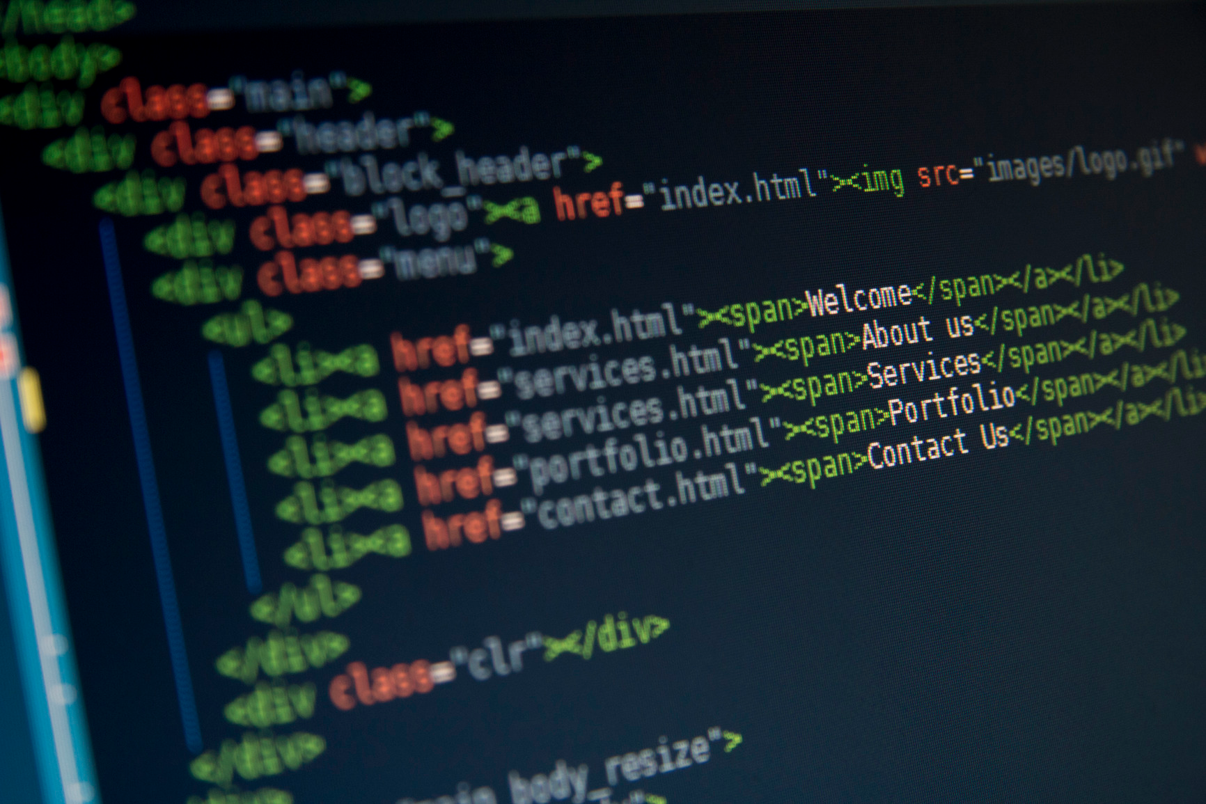 HTML code with syntax highlighting on a computer screen HD Wallpaper