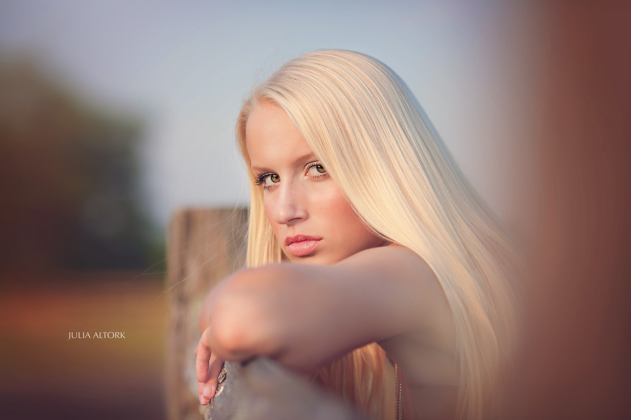 Woman with blonde hair leaning on a wooden fence HD Wallpaper