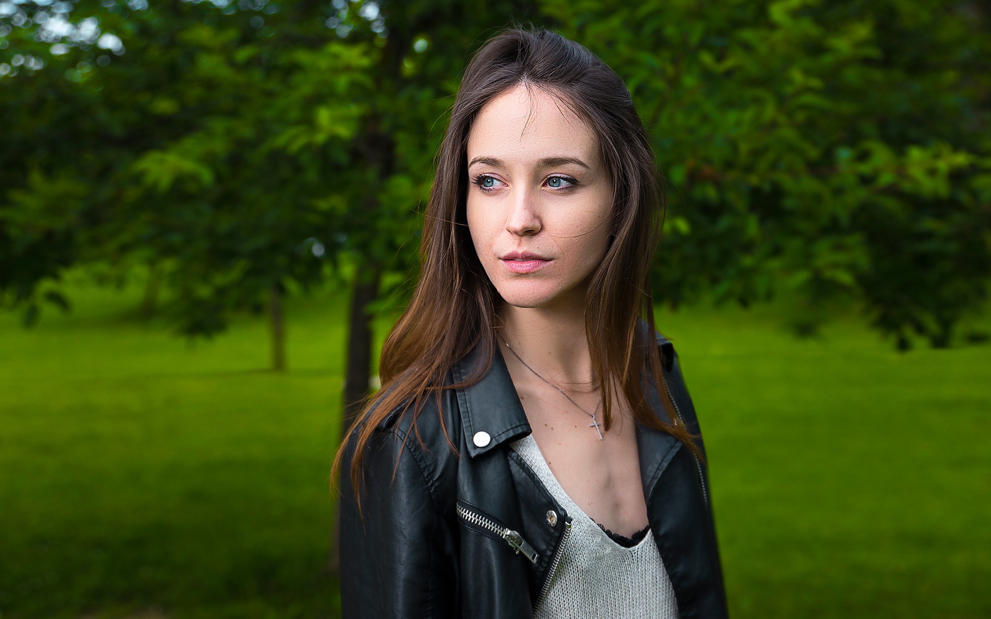 Lorenza in a leather jacket in a park HD Wallpaper