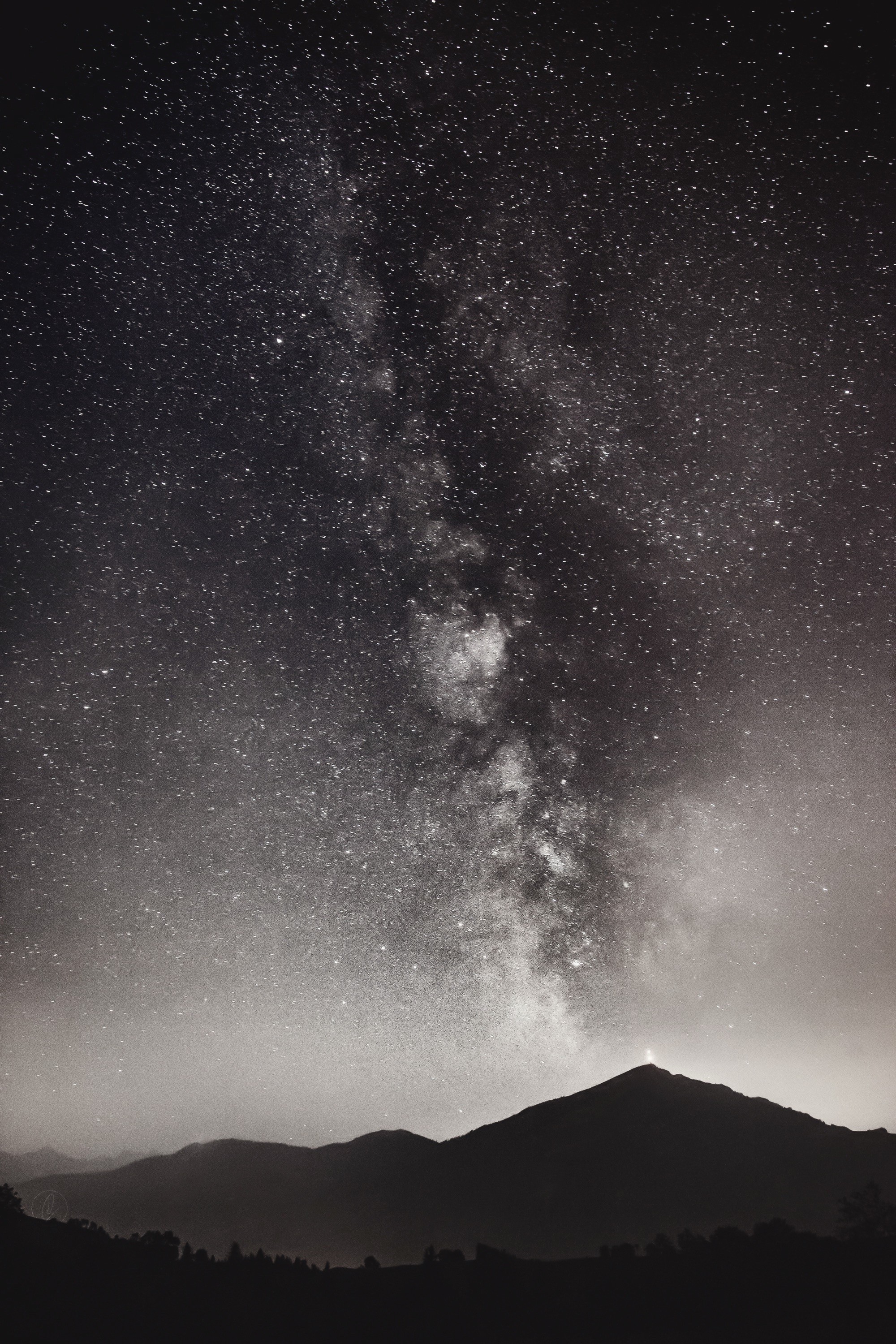 Milky Way over silhouetted mountains at night HD Wallpaper