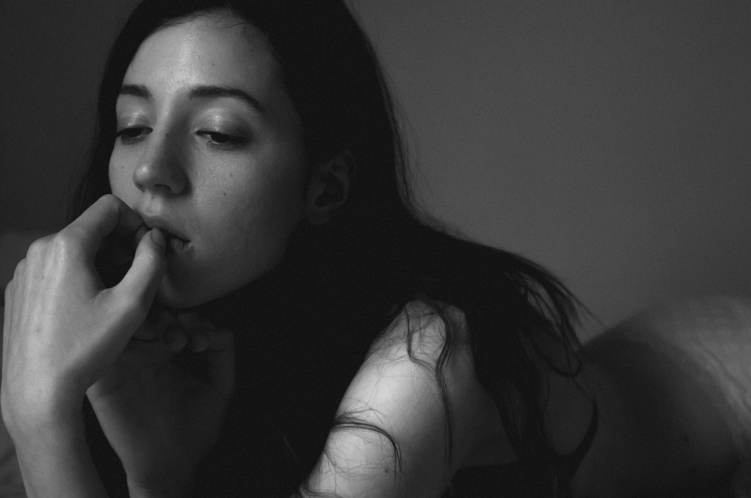 Monochrome portrait of a woman lying down HD Wallpaper
