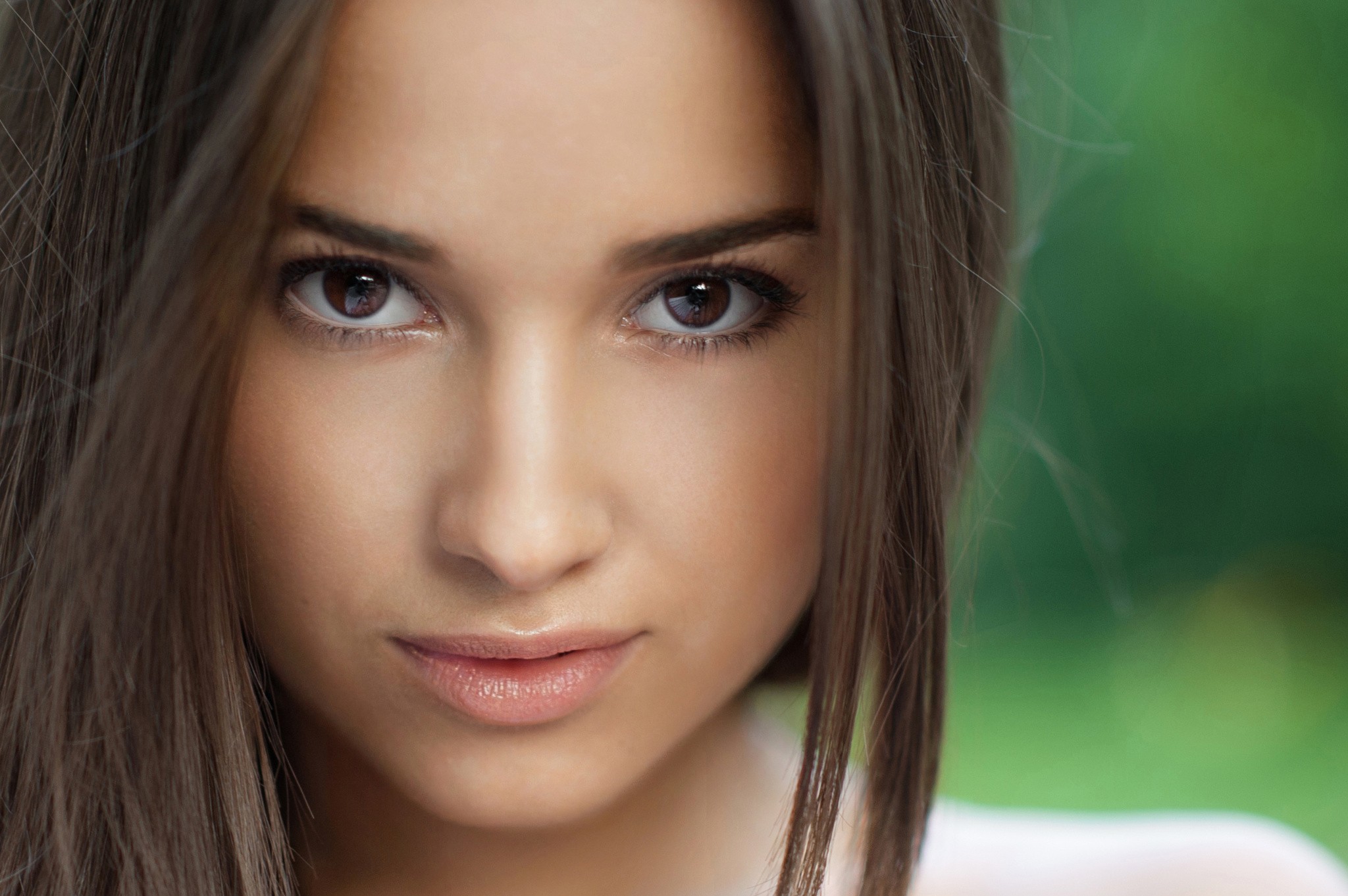 Close-up portrait of a young woman looking at the viewer HD Wallpaper