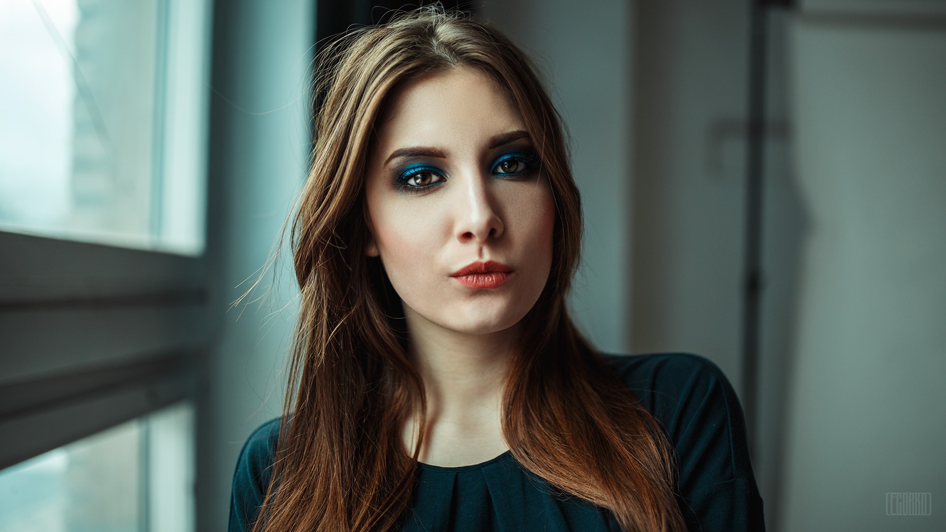 Woman with blue eyeshadow and red lipstick HD Wallpaper