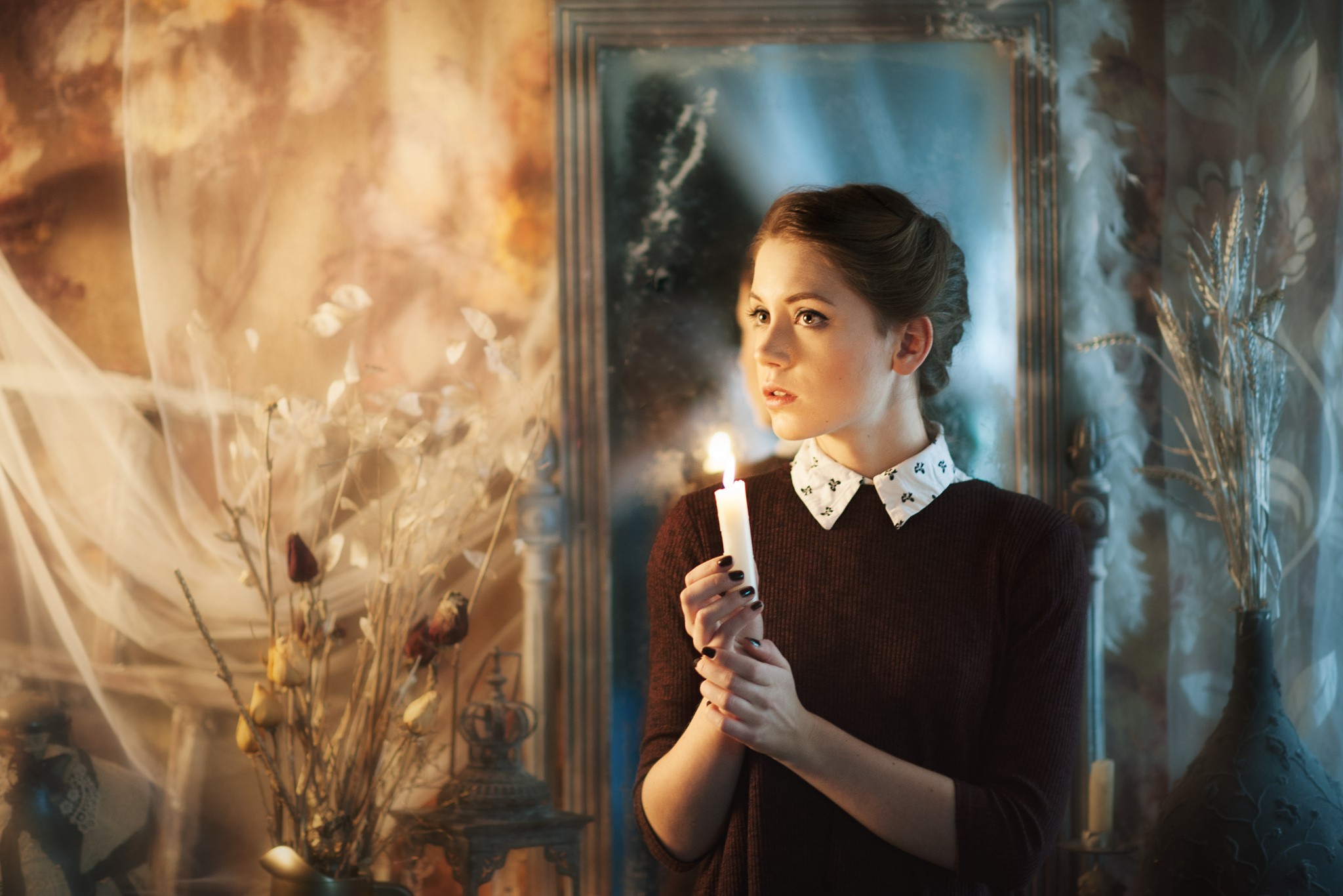 Ksenia Kokoreva holding a candle in a room with a mirror HD Wallpaper
