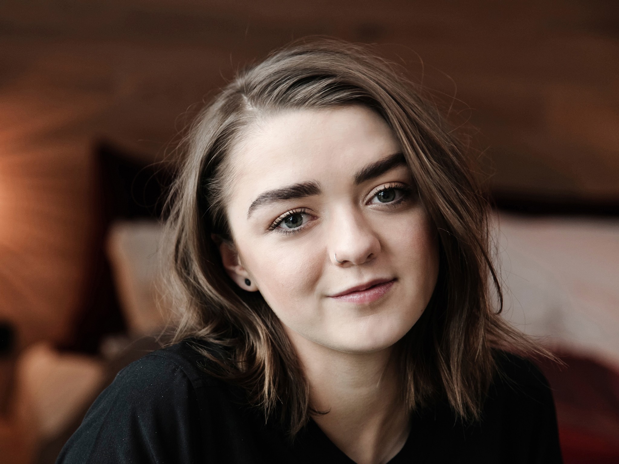 Maisie Williams looking at the viewer HD Wallpaper