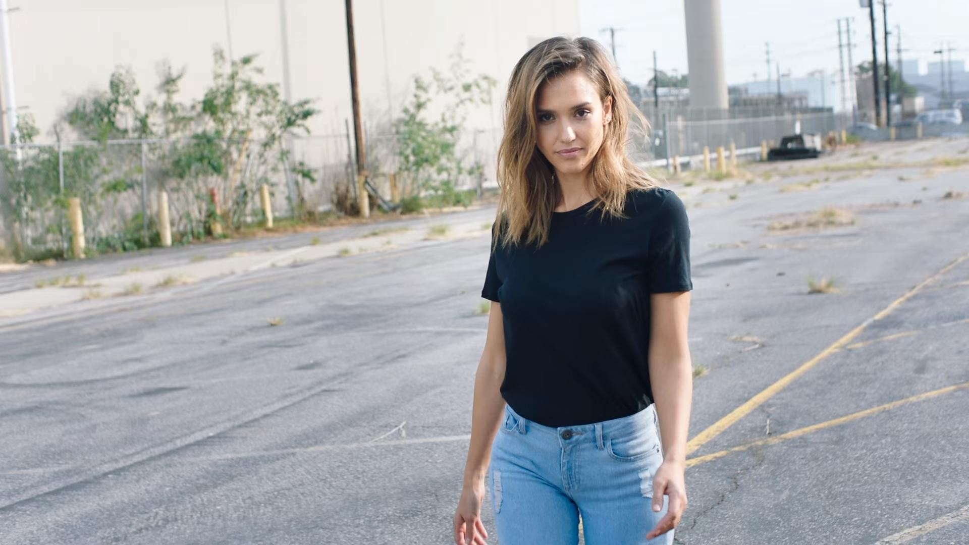 Jessica Alba in a black t-shirt and jeans HD Wallpaper