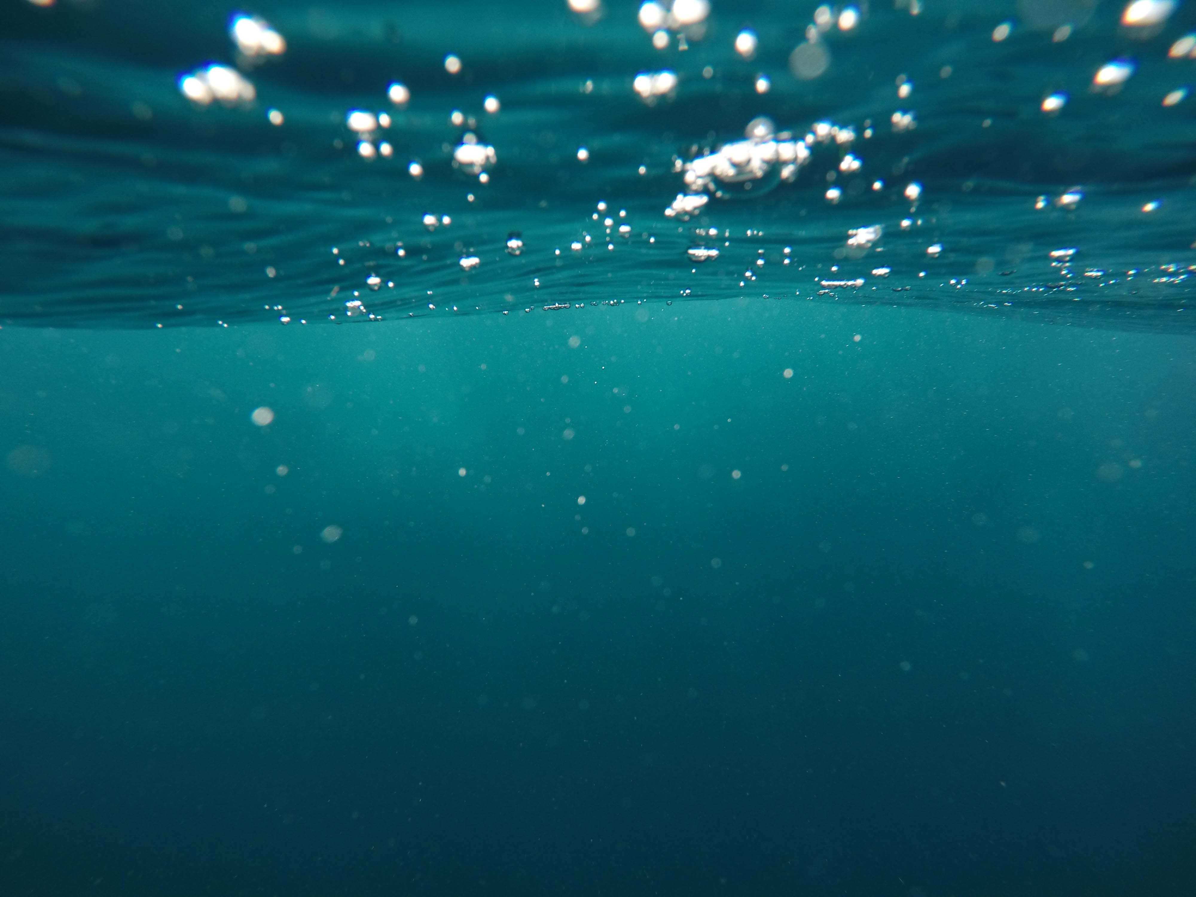 Underwater view of the sea with bubbles HD Wallpaper