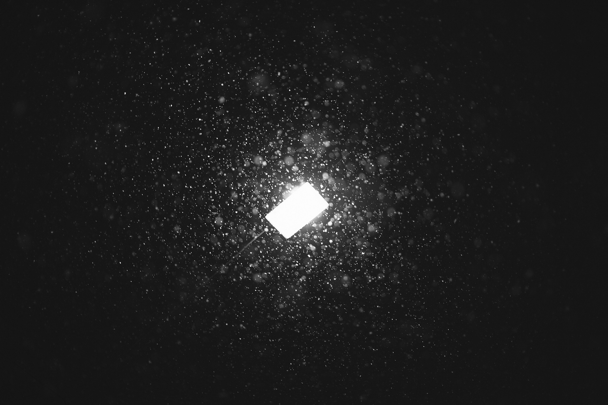 Street light in falling snow HD Wallpaper