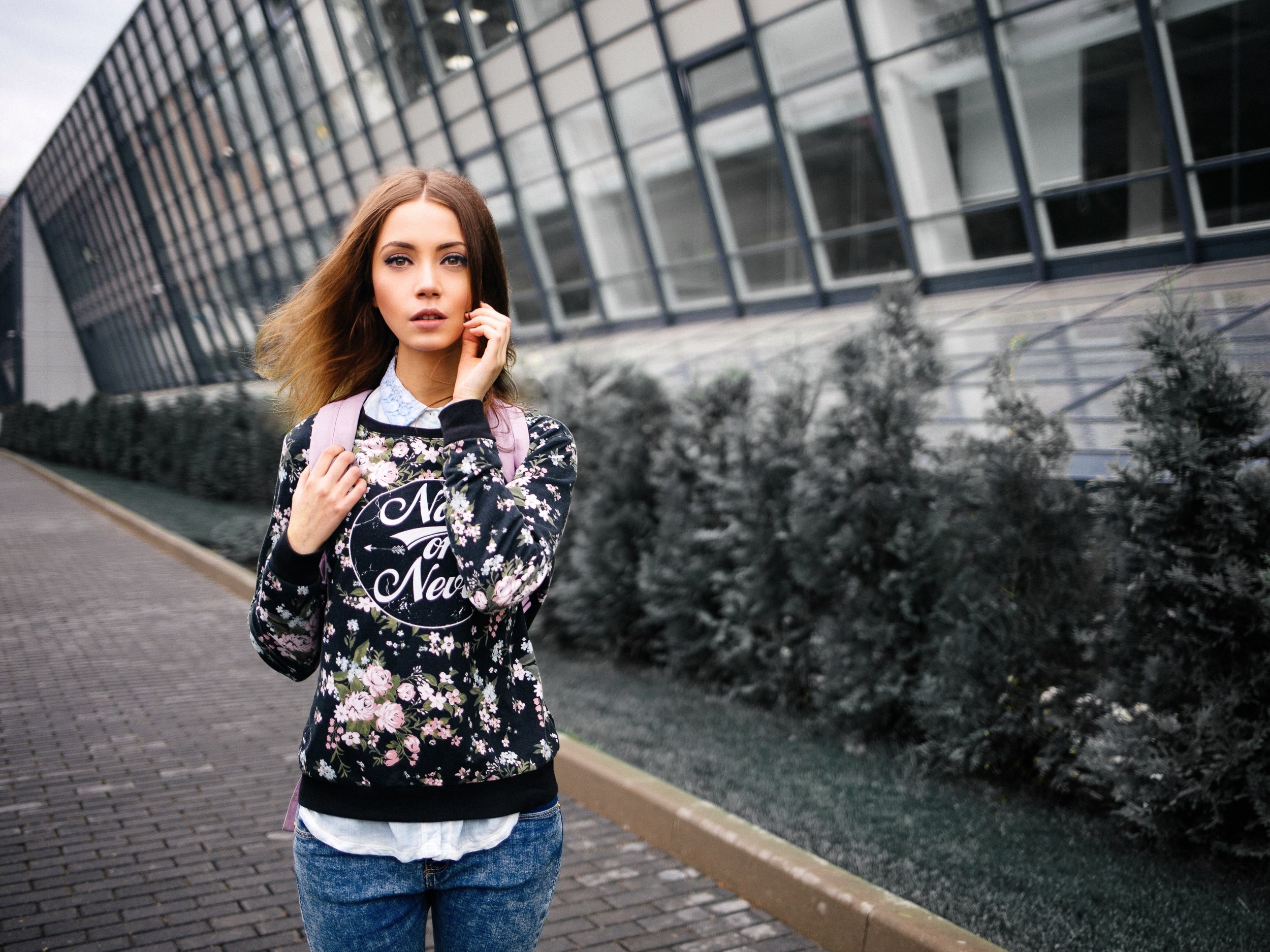 Ksenia Kokoreva posing in front of a modern building HD Wallpaper