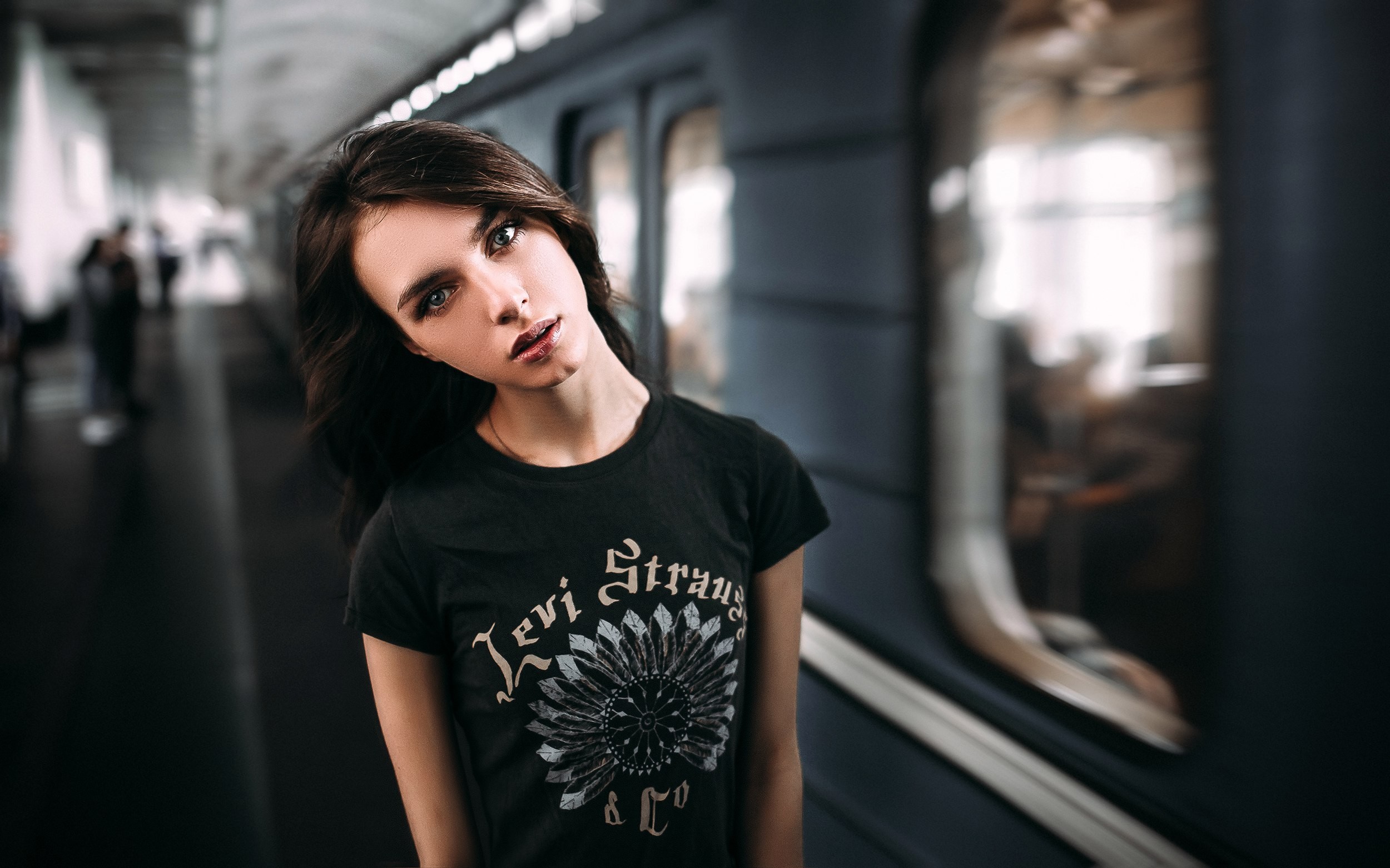 Viktoria Vishnevetskaya posing in a subway station HD Wallpaper