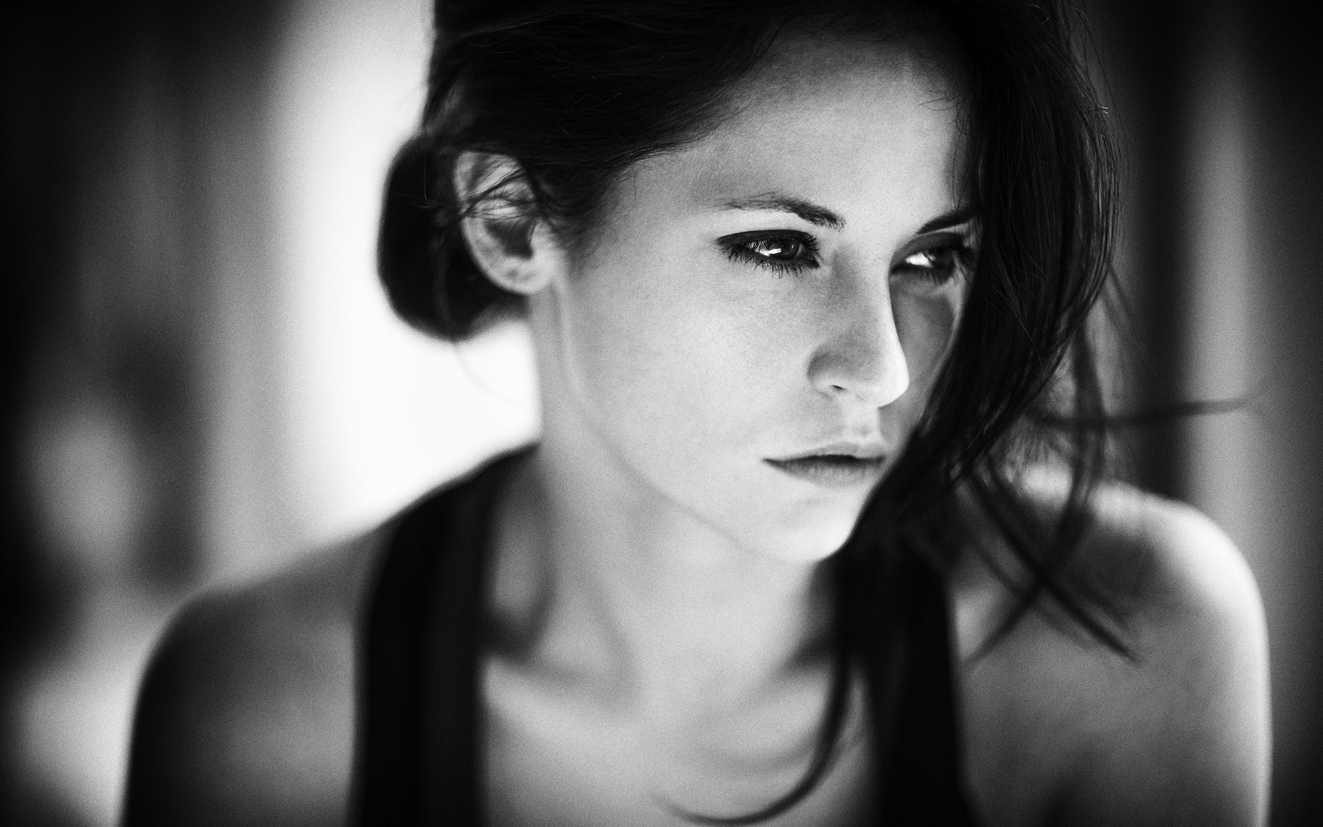Black and white portrait of a brunette woman HD Wallpaper