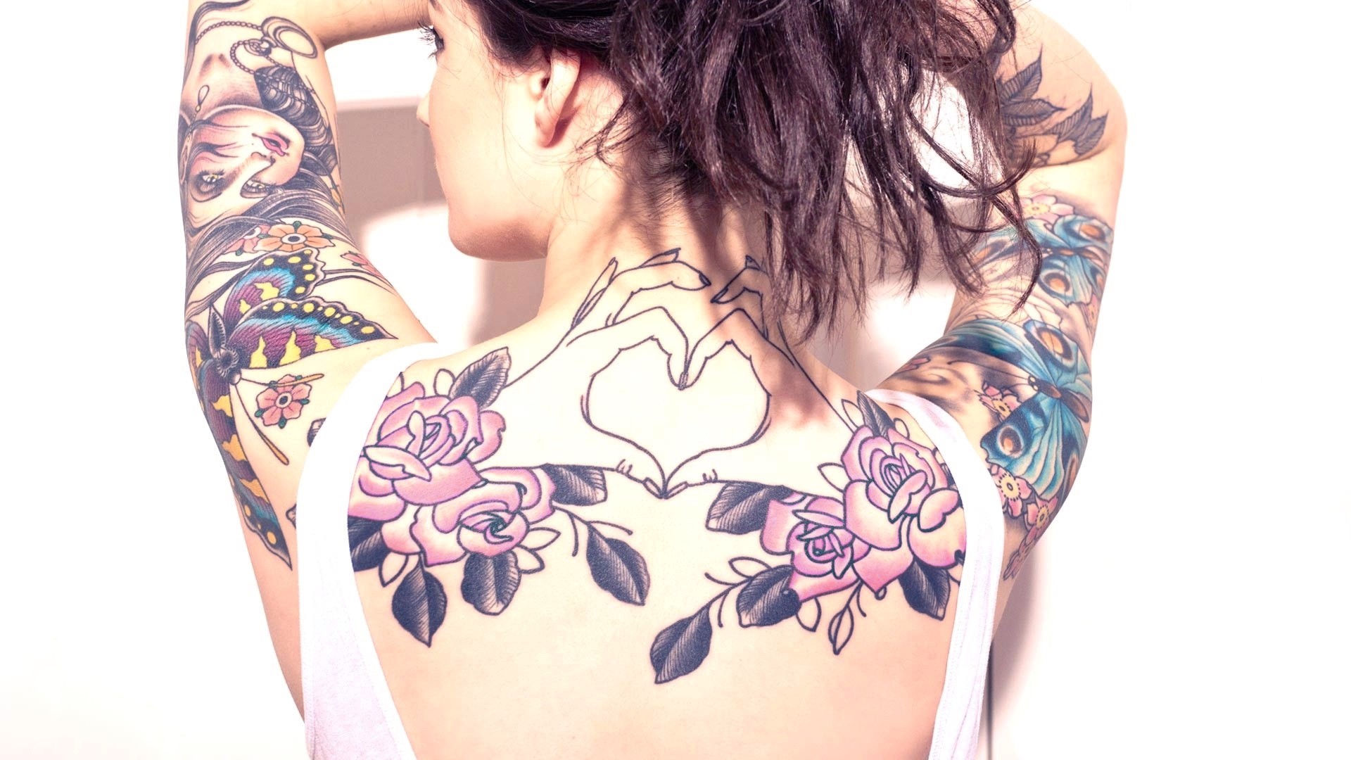 Woman with heart and rose tattoos on her back HD Wallpaper