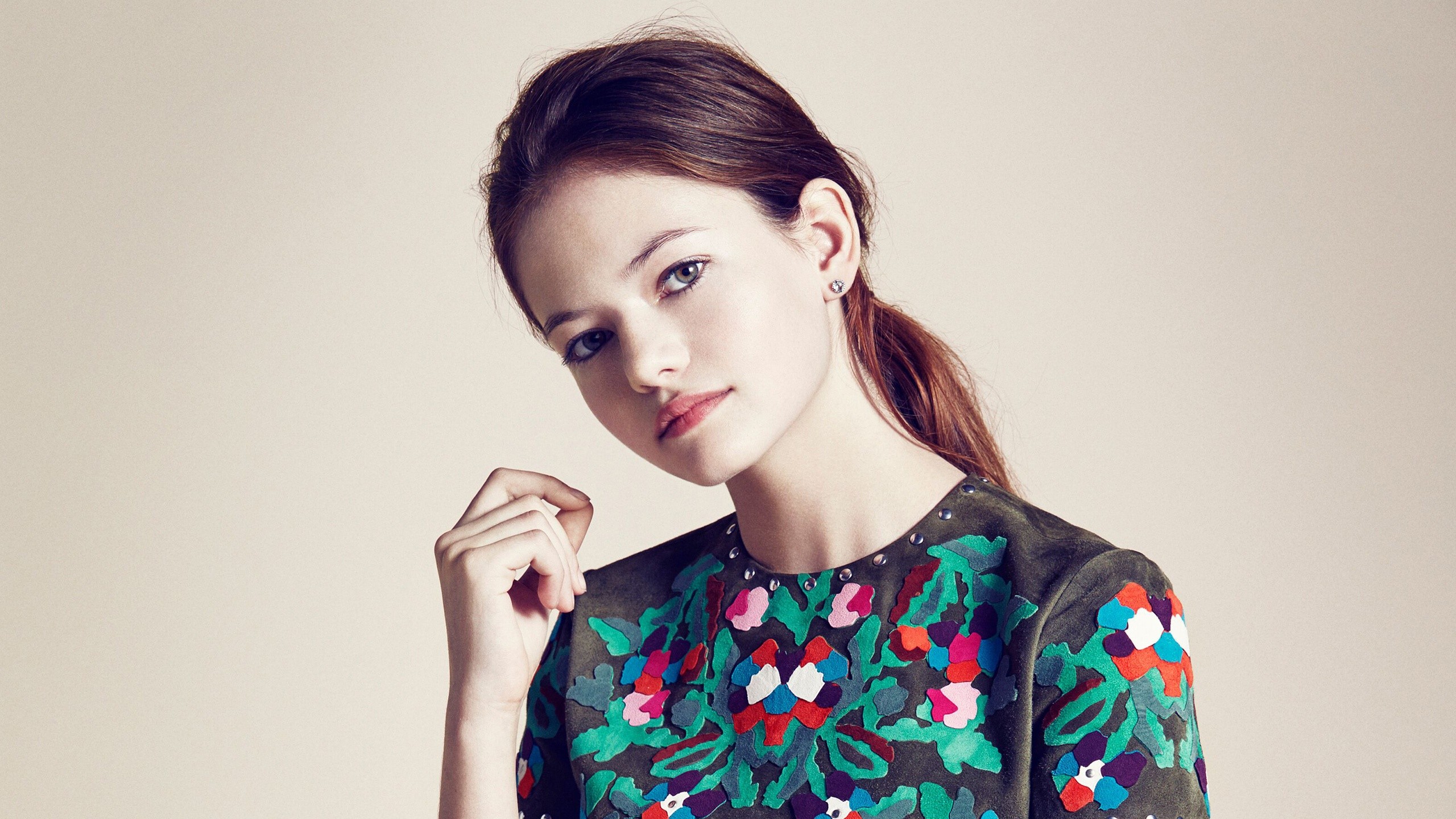 Mackenzie Foy in a floral dress HD Wallpaper