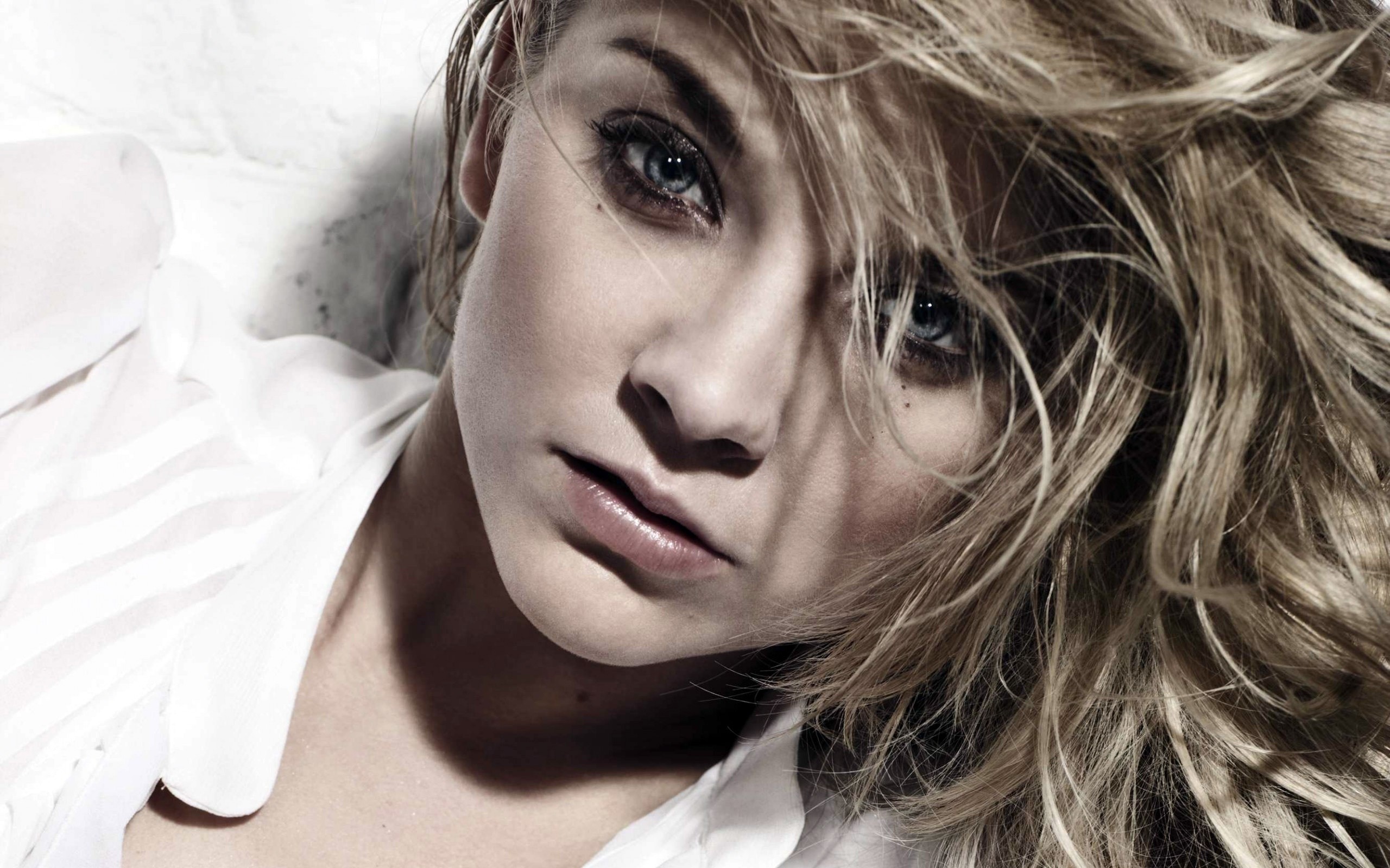 Natalie Dormer with blonde hair and blue eyes HD Wallpaper