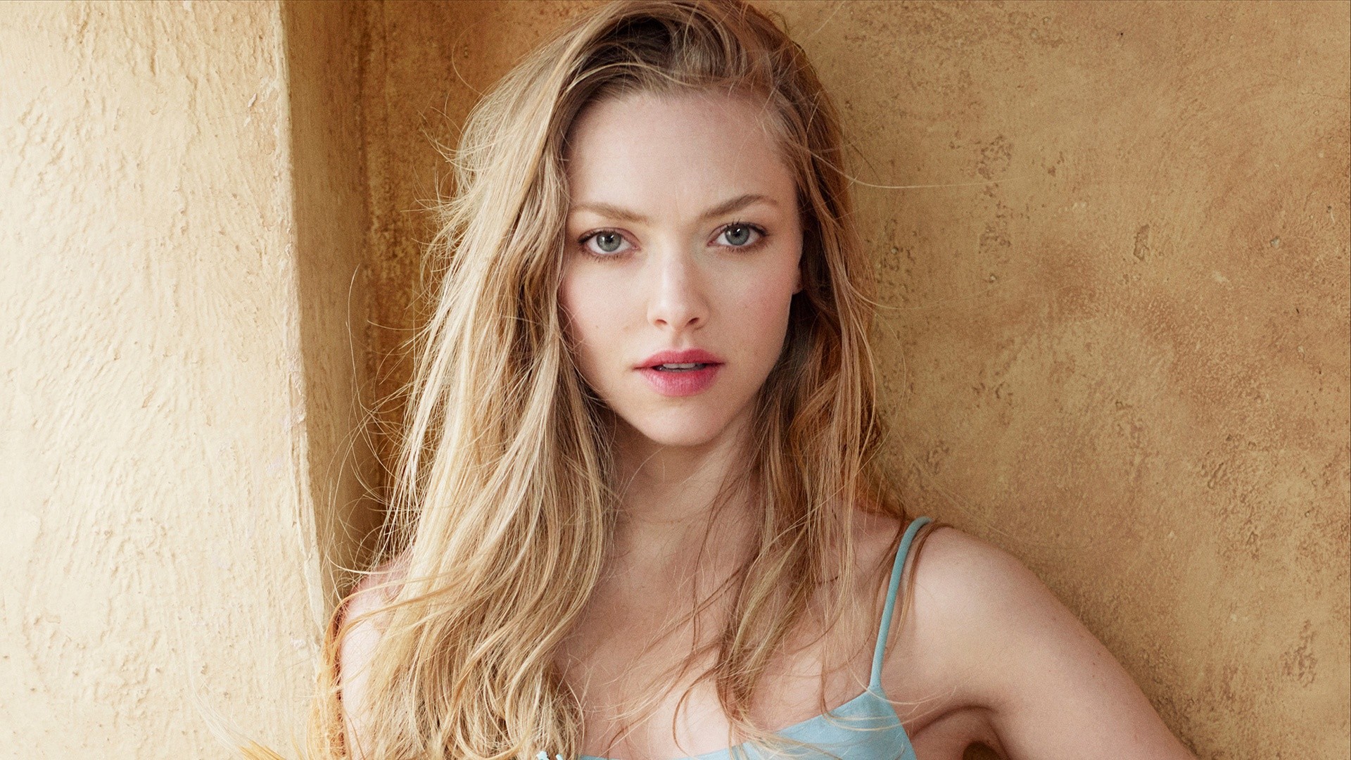 Amanda Seyfried portrait HD Wallpaper