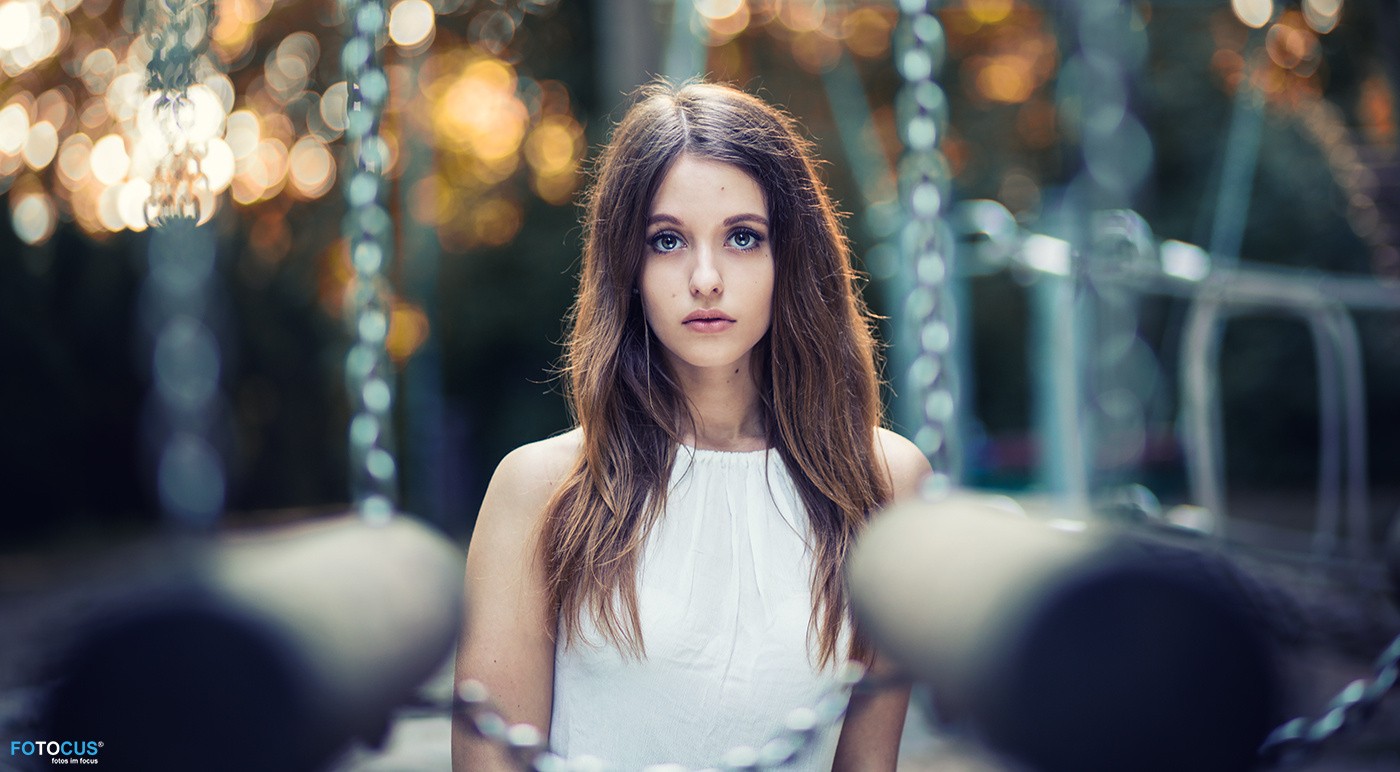 Portrait of a young woman looking at the viewer HD Wallpaper