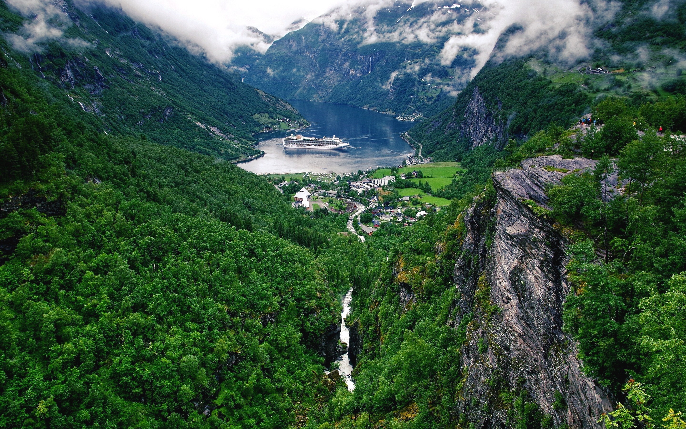 Geiranger Fjord, Norway with Cruise Ship HD Wallpaper