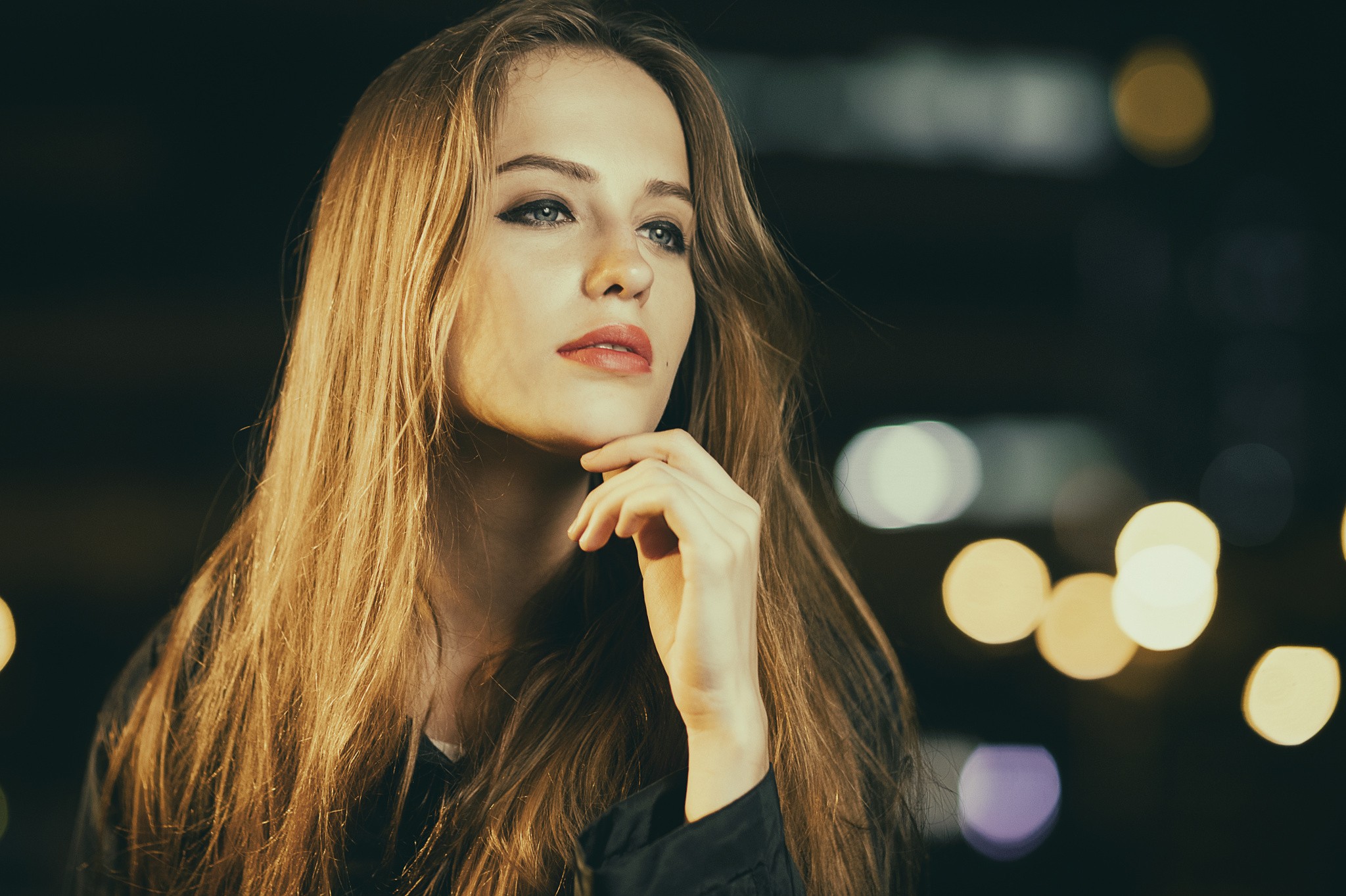 Woman with long blonde hair looking away at night HD Wallpaper