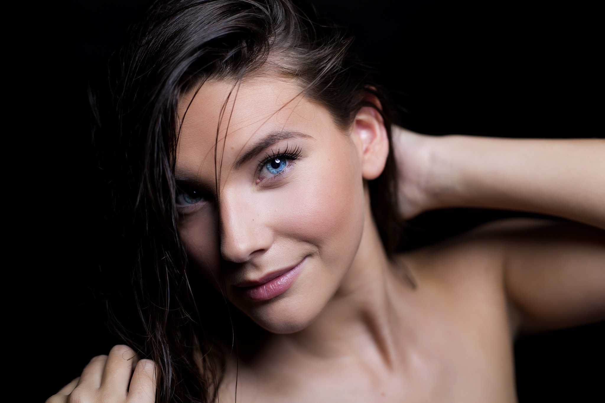 Woman with blue eyes and wet hair HD Wallpaper