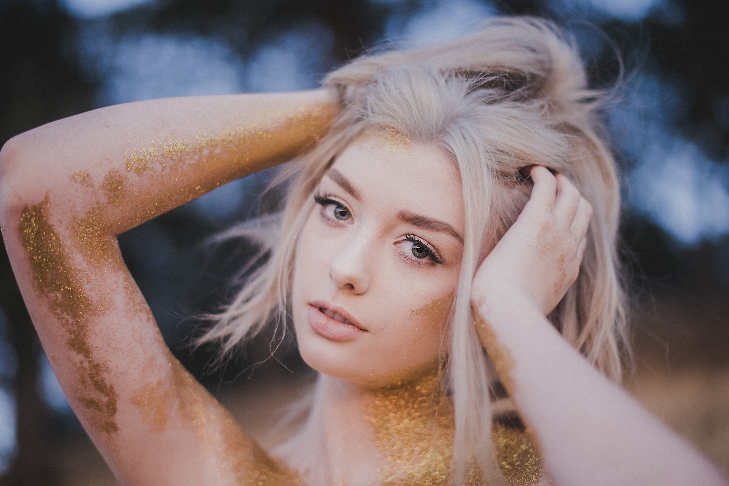 Woman with blonde hair and gold glitter HD Wallpaper