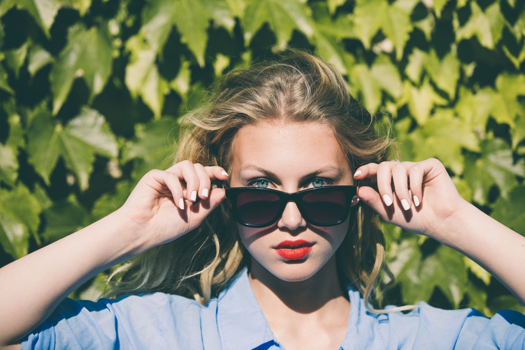 Woman with blonde hair wearing sunglasses and red lipstick HD Wallpaper