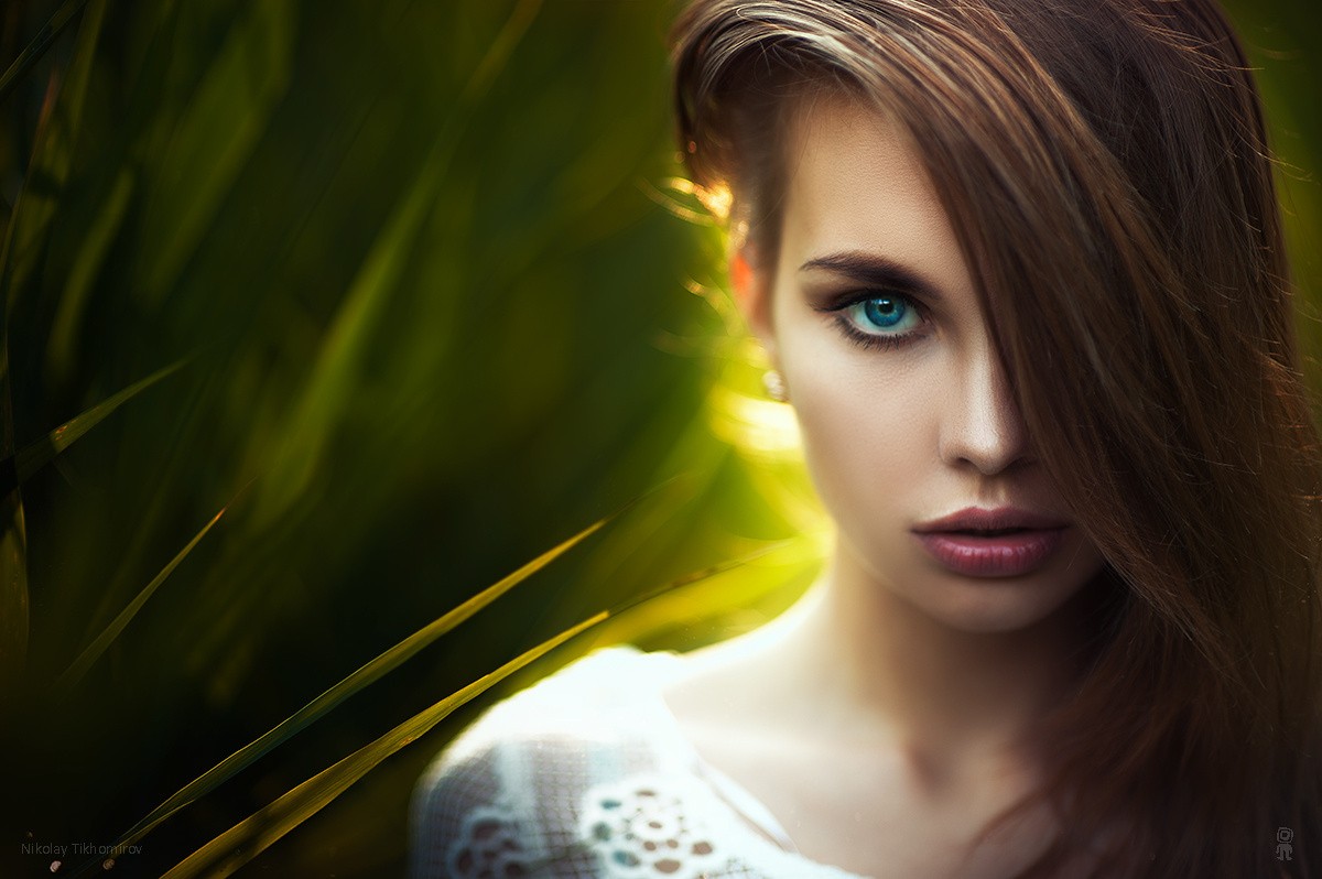 Portrait of a woman with blue eyes HD Wallpaper