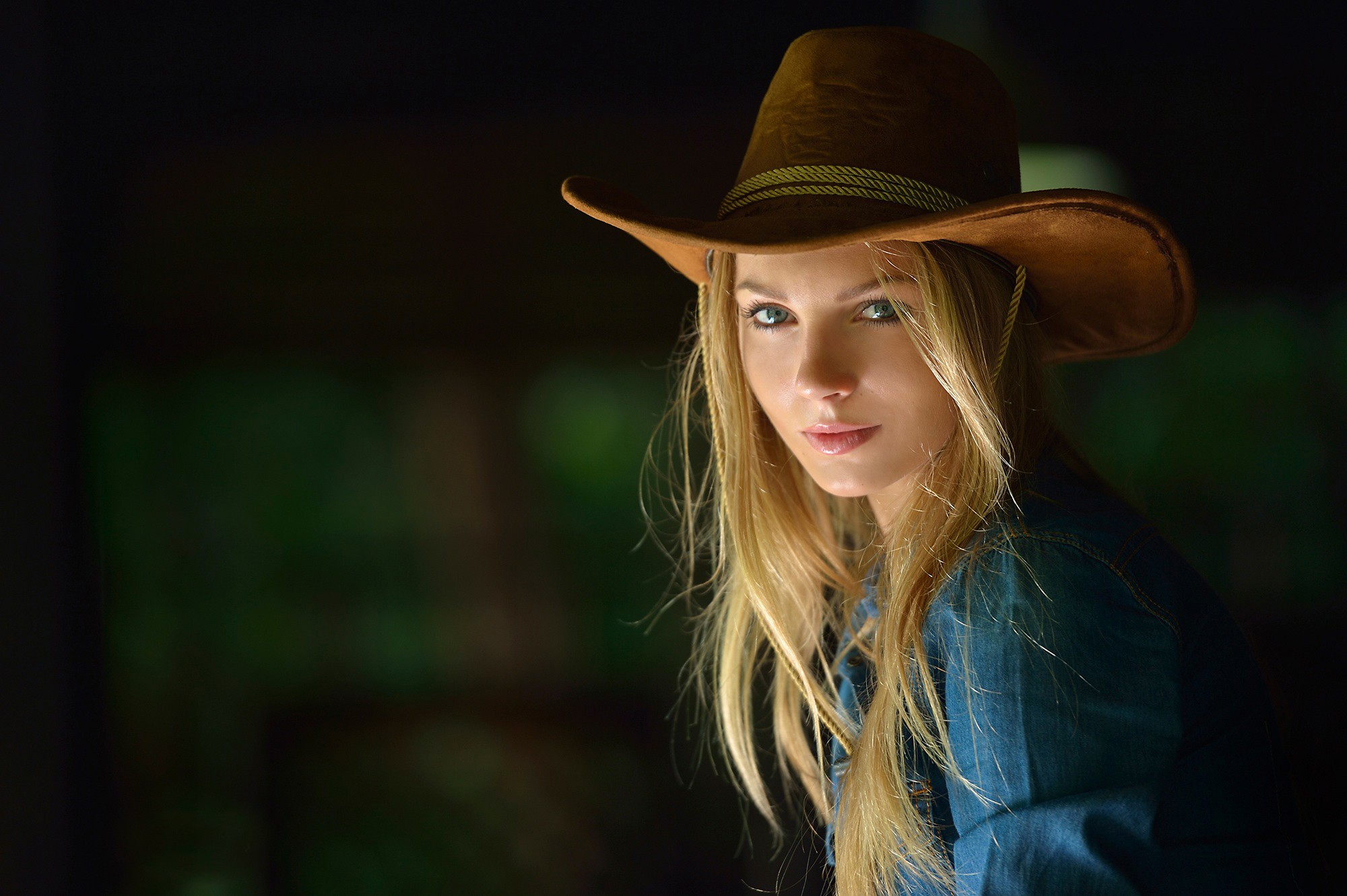 Woman wearing a cowboy hat and denim shirt HD Wallpaper