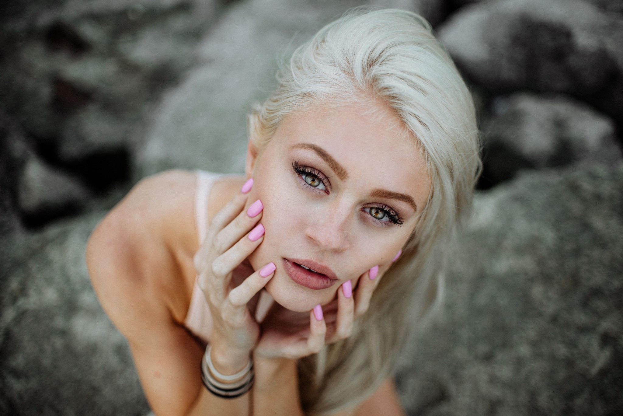 Natalie Ganzhorn portrait with blonde hair and painted nails HD Wallpaper