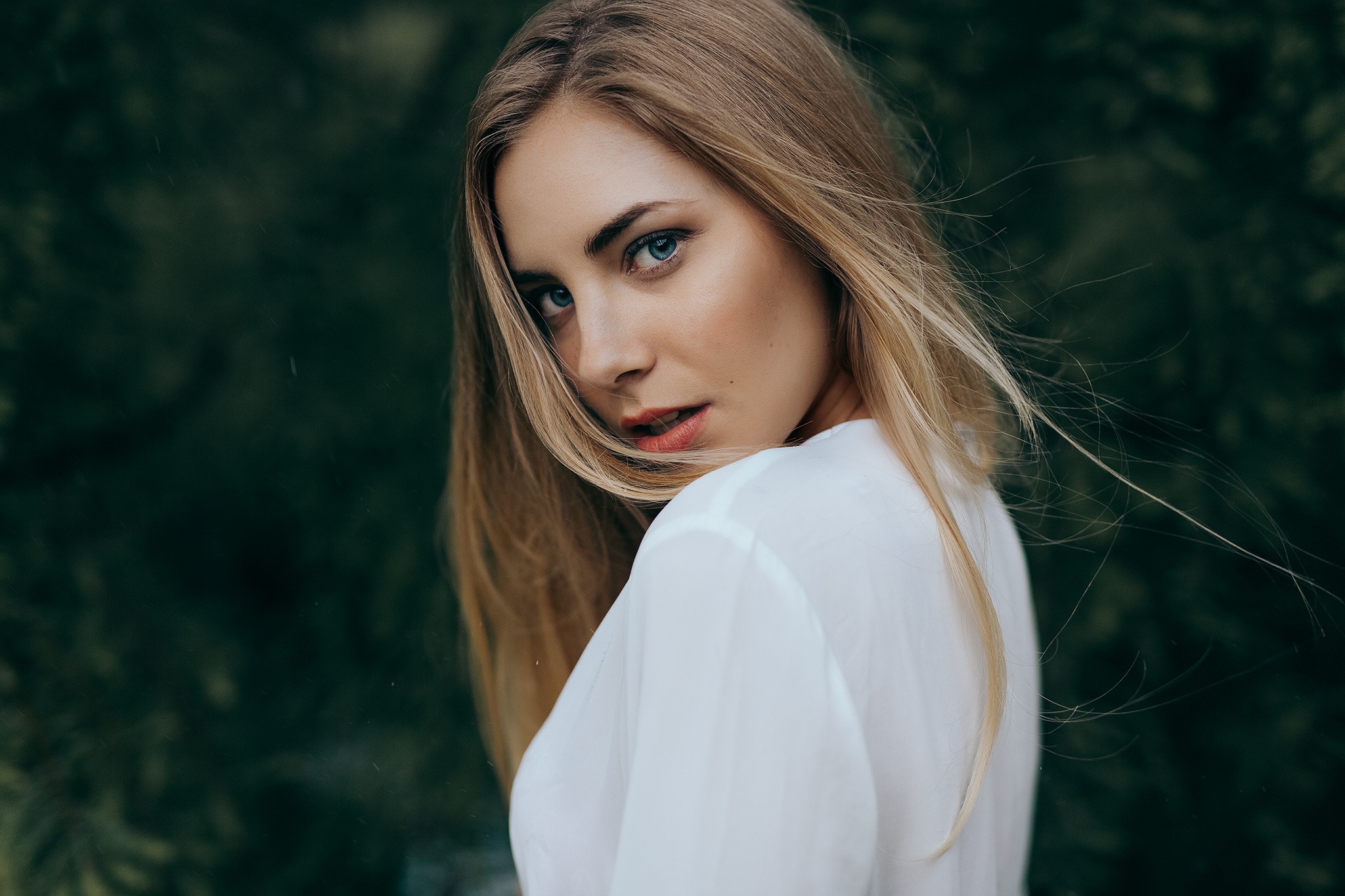 Woman with blonde hair and blue eyes HD Wallpaper