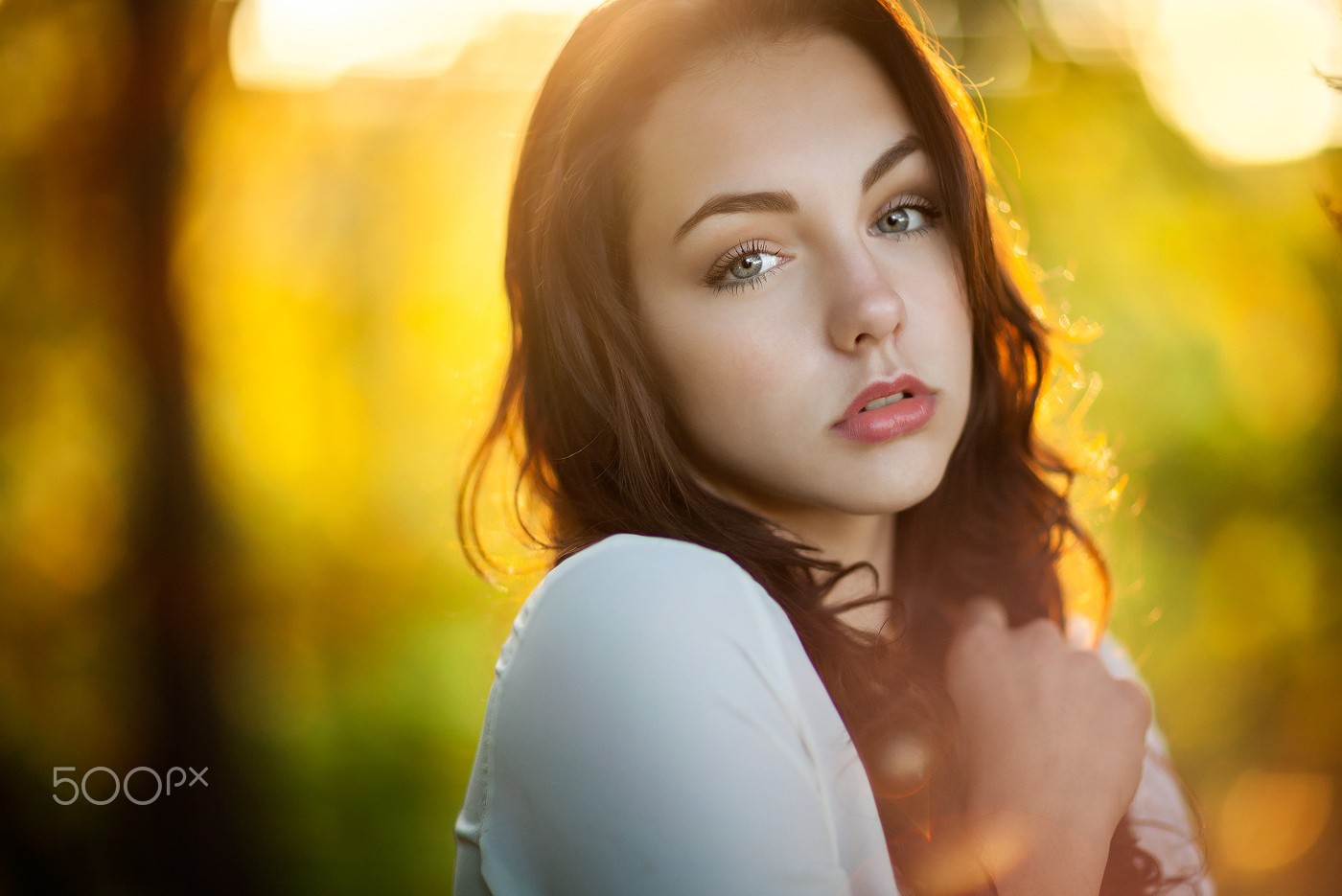 Portrait of a young woman with bokeh background HD Wallpaper