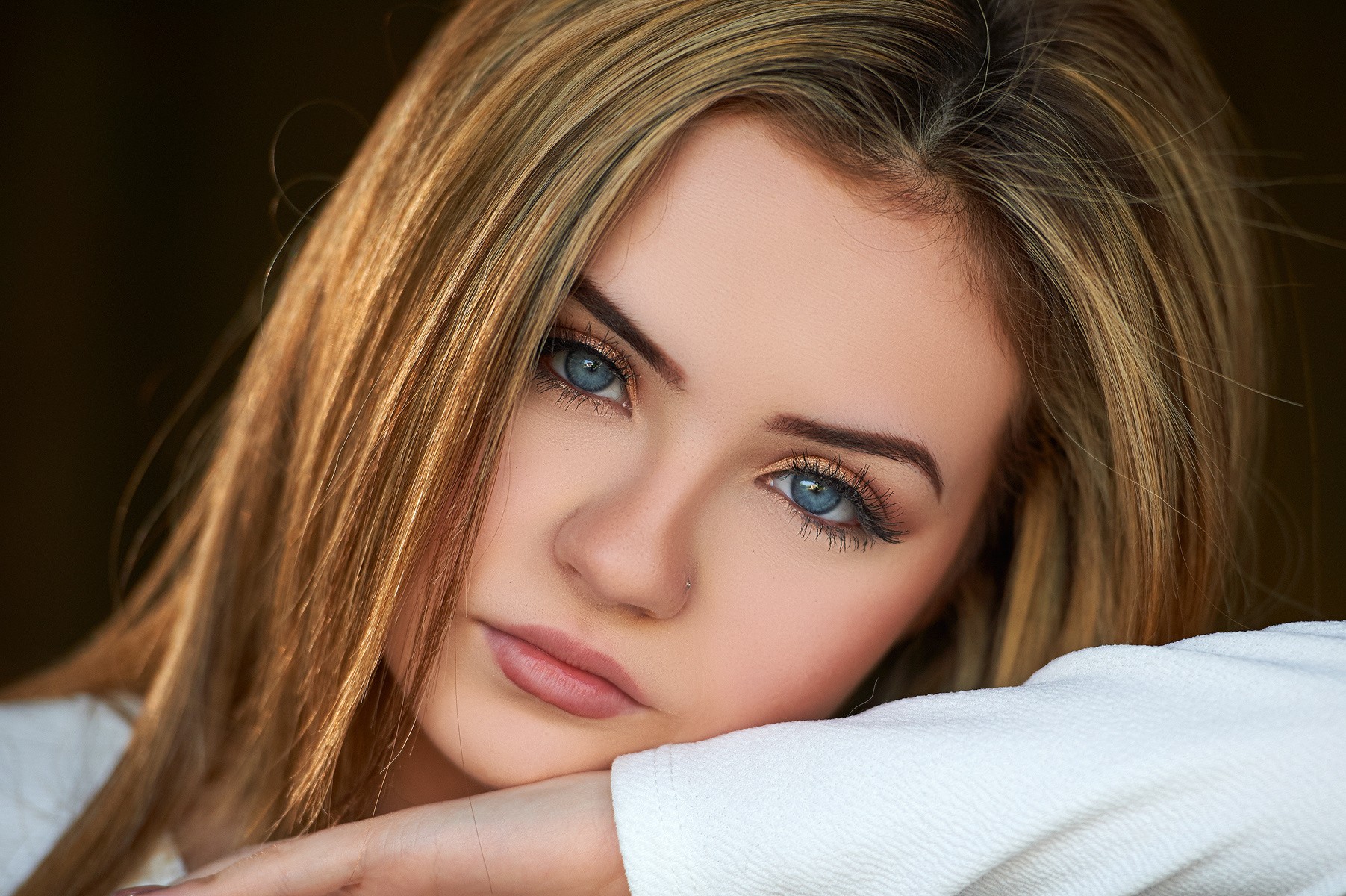 Portrait of a young woman with blonde hair and blue eyes HD Wallpaper