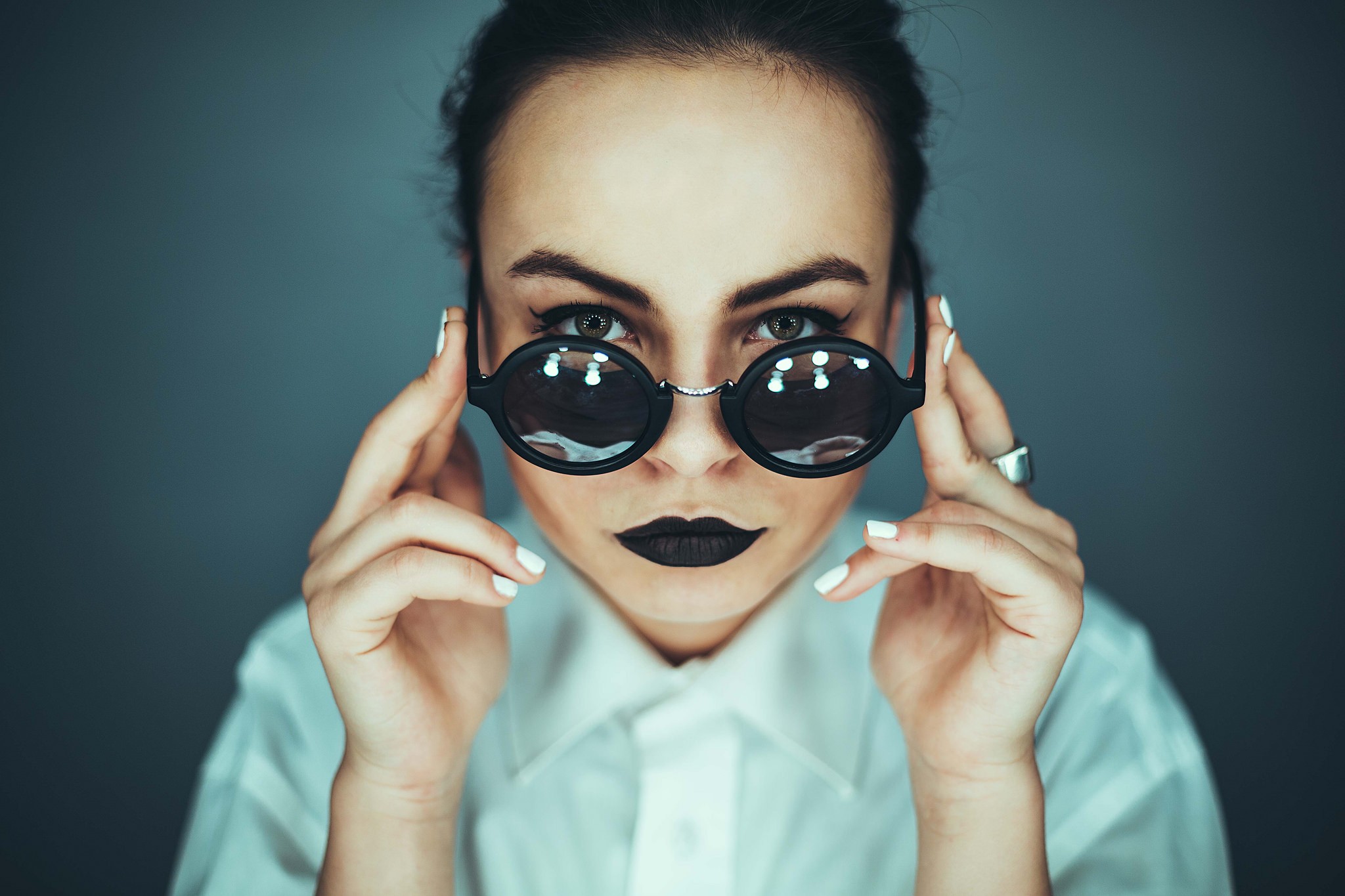 Woman with round sunglasses and black lipstick HD Wallpaper