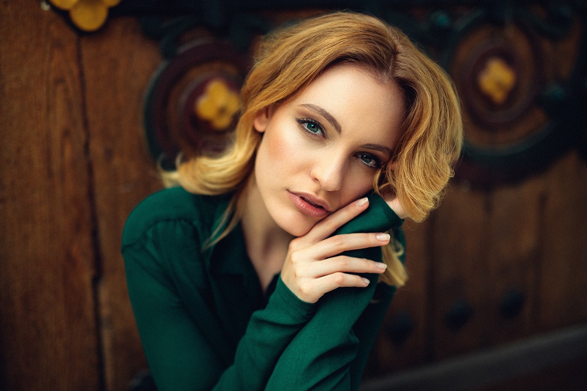 Portrait of a blonde woman with green eyes HD Wallpaper