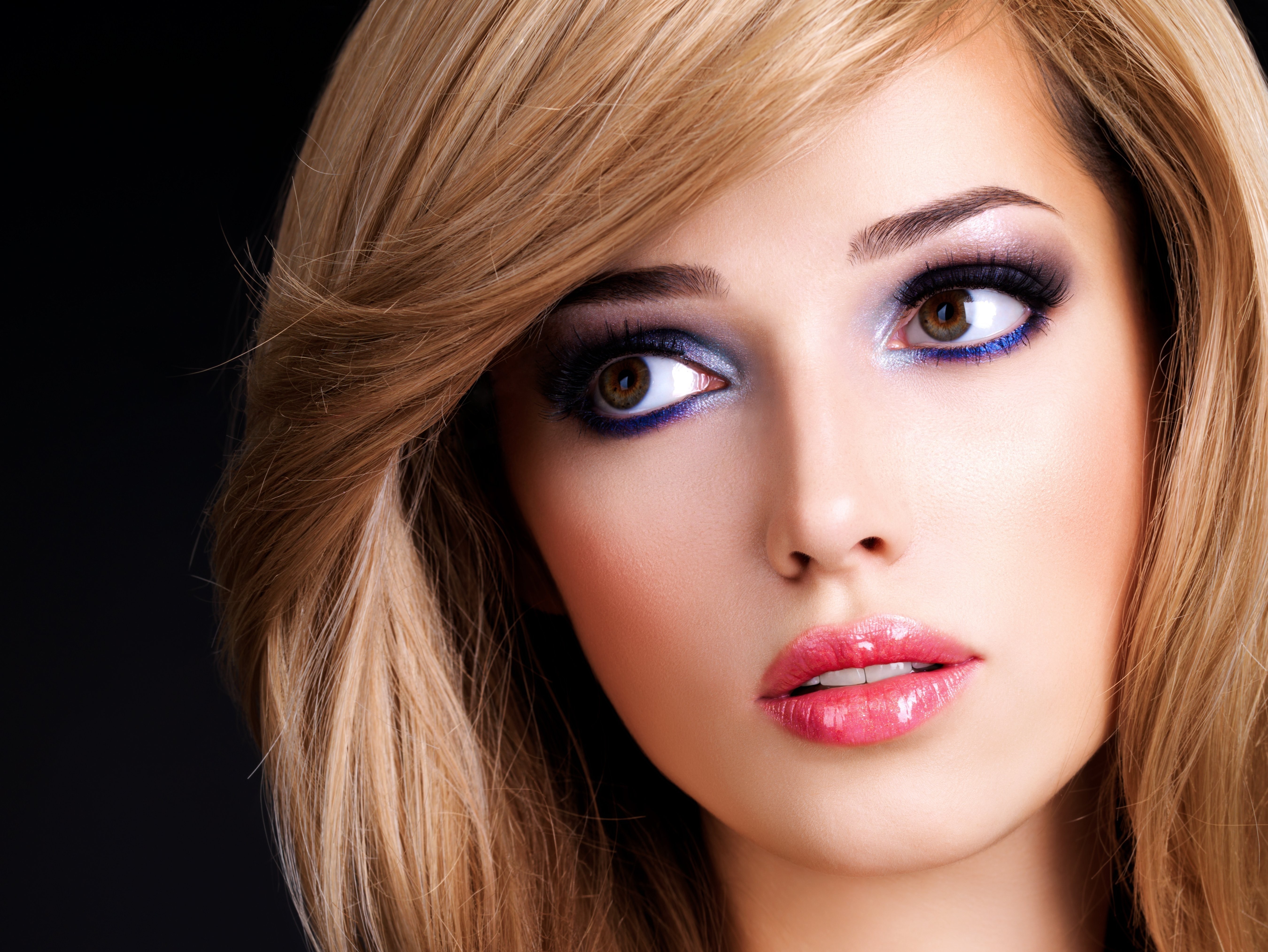 Woman with blonde hair and dramatic makeup HD Wallpaper