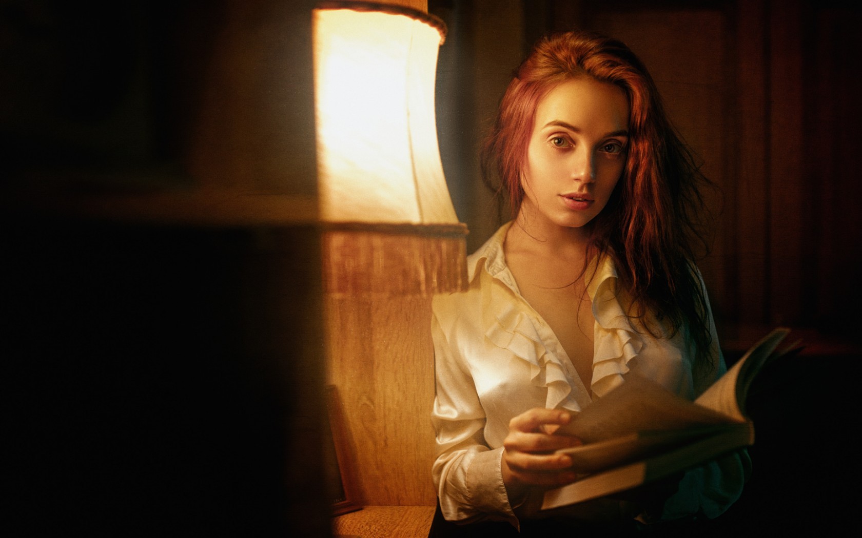 Woman reading a book by a lamp HD Wallpaper