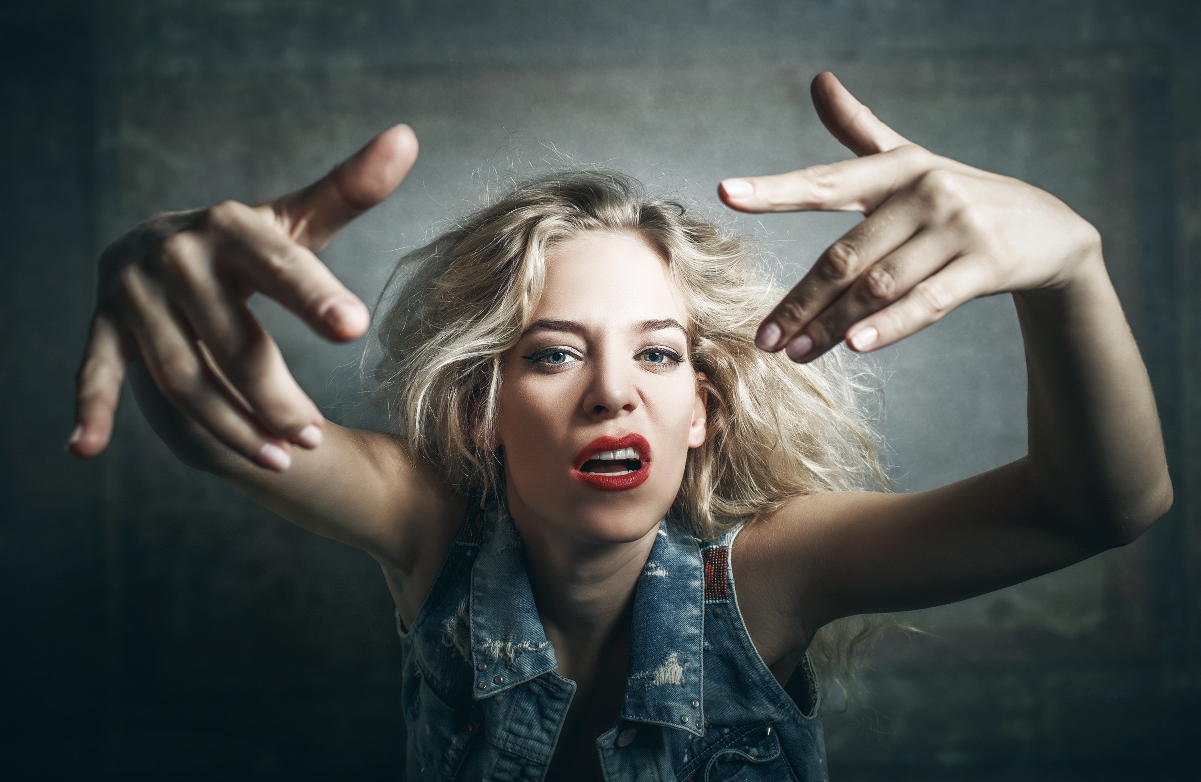 Woman with blonde hair wearing a denim vest HD Wallpaper