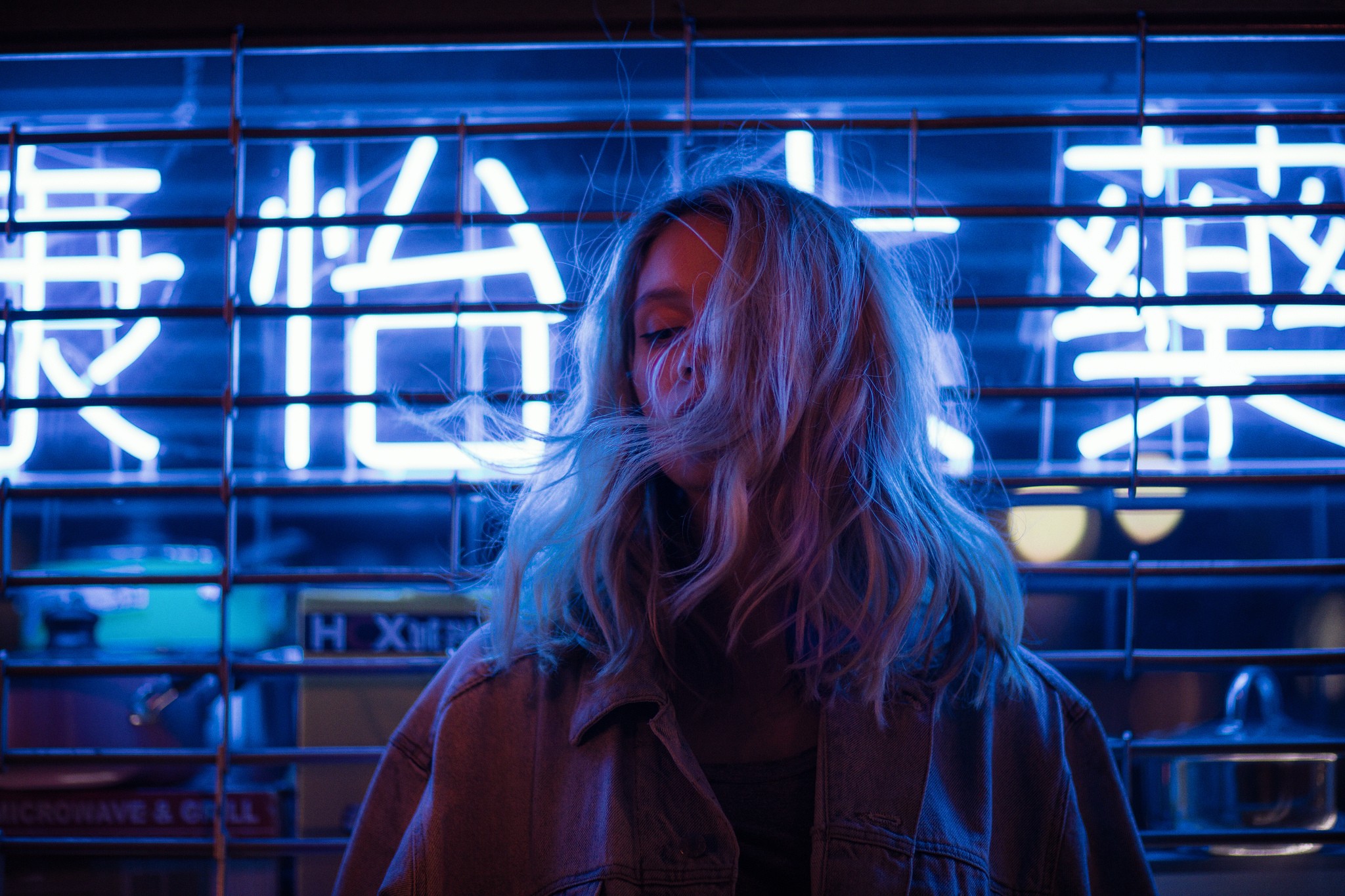 Woman with blonde hair in front of blue neon lights HD Wallpaper