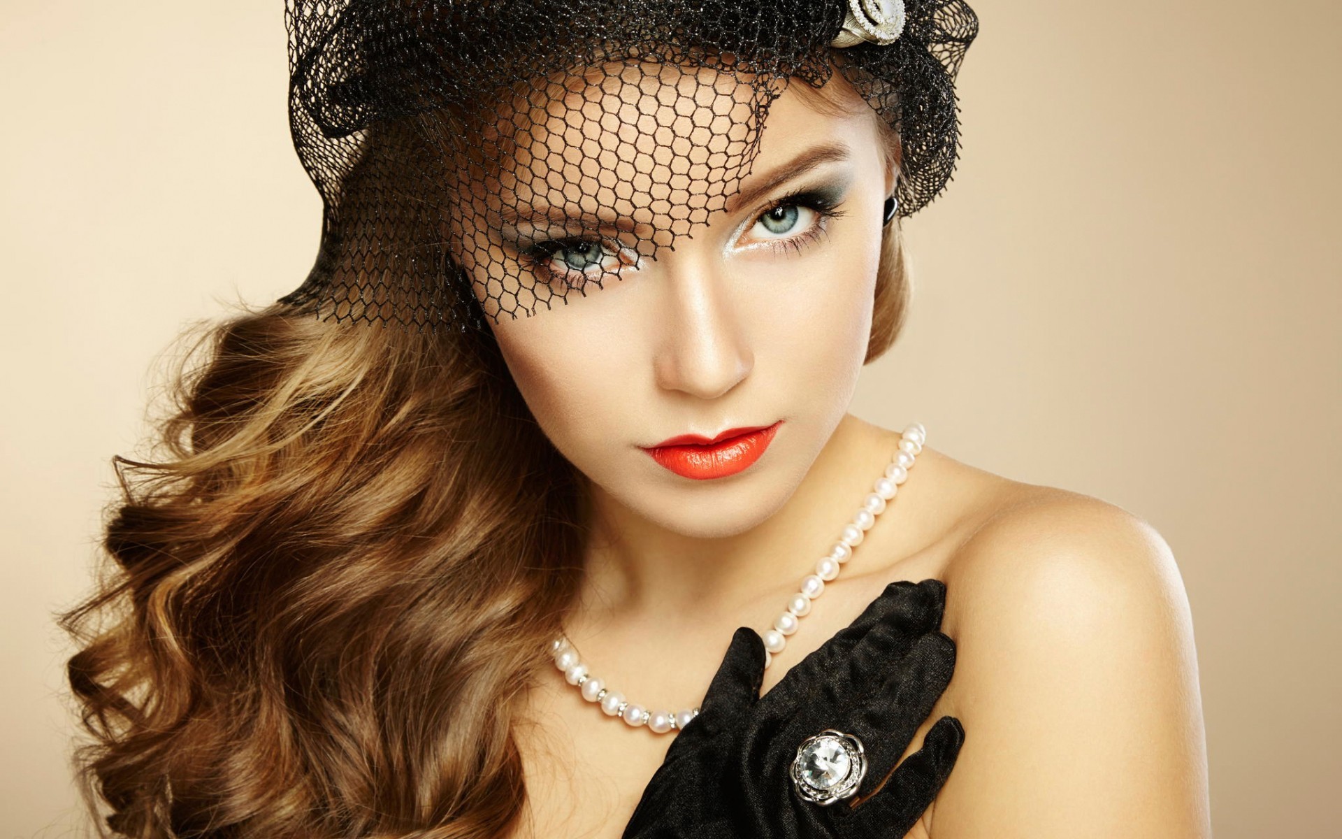 Woman in vintage hat and pearls HD Wallpaper