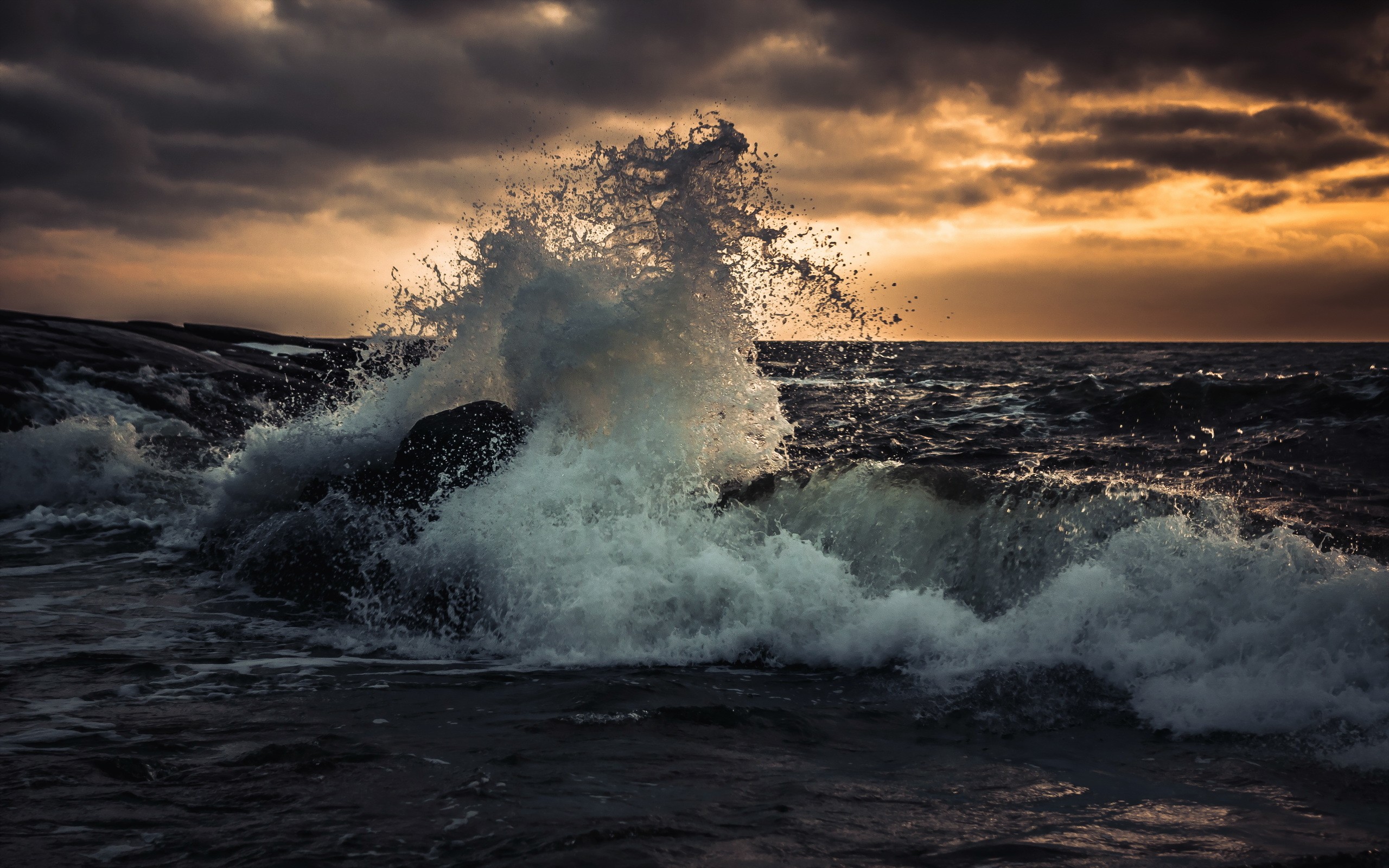 Wave crashing on rocks at sunset HD Wallpaper
