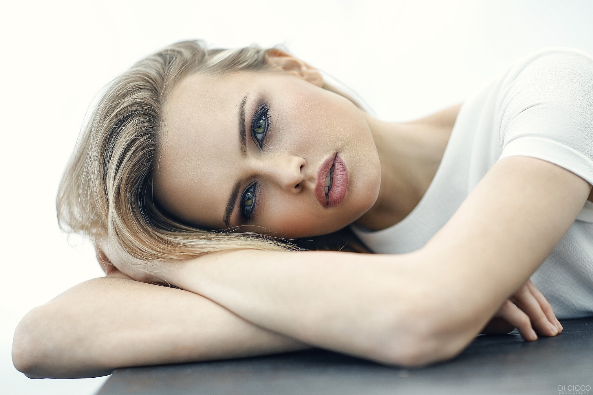 Portrait of a blonde woman HD Wallpaper