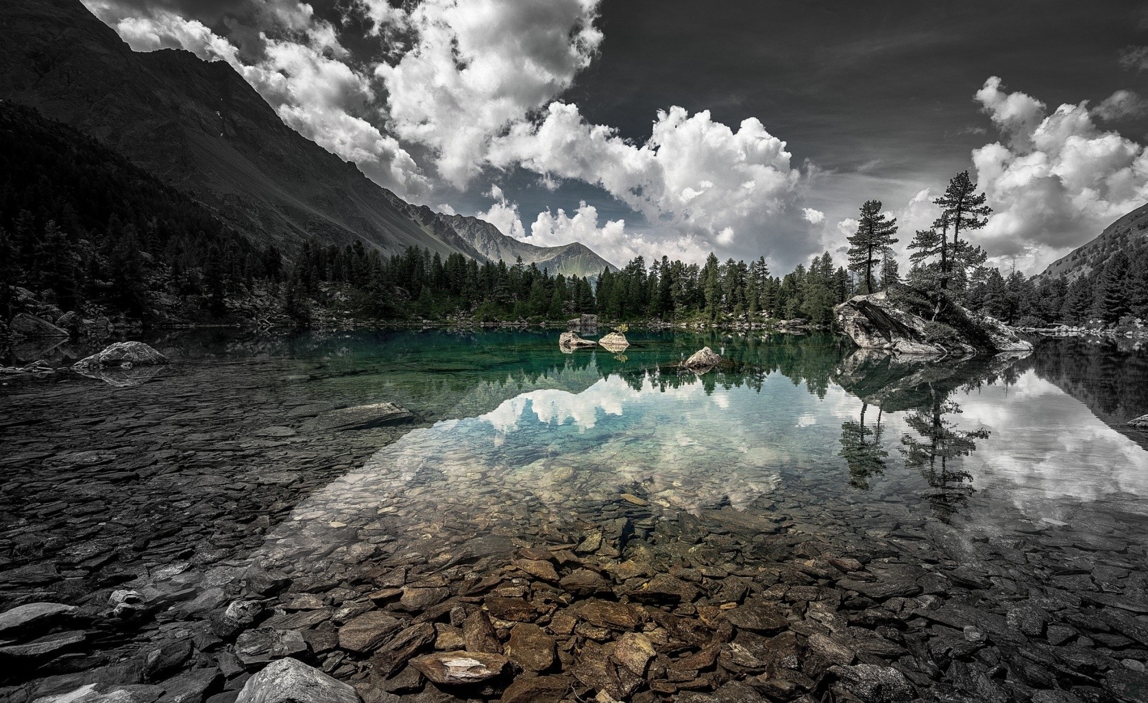 Mountains reflected in a clear lake HD Wallpaper