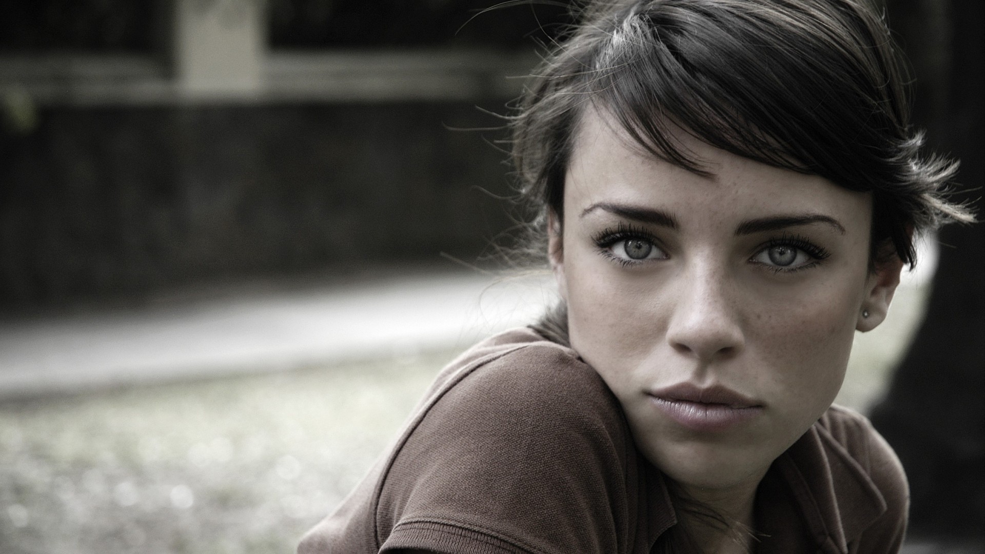 Close-up of a woman with blue eyes and brown hair HD Wallpaper