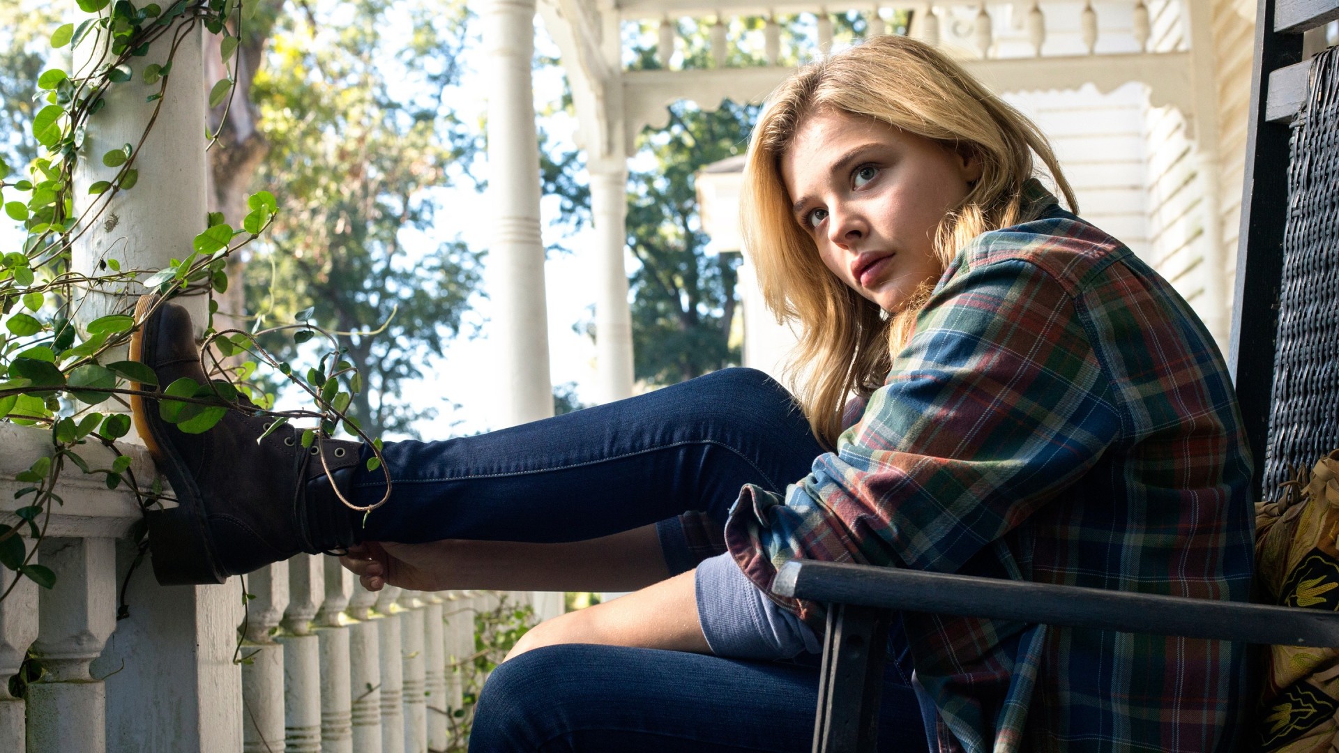 Chloë Grace Moretz on a porch HD Wallpaper