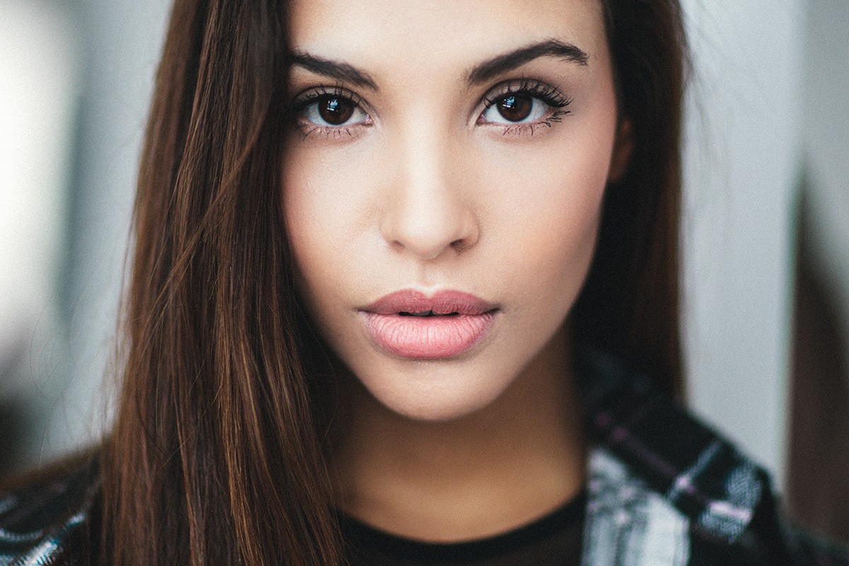 Close-up portrait of a young woman HD Wallpaper