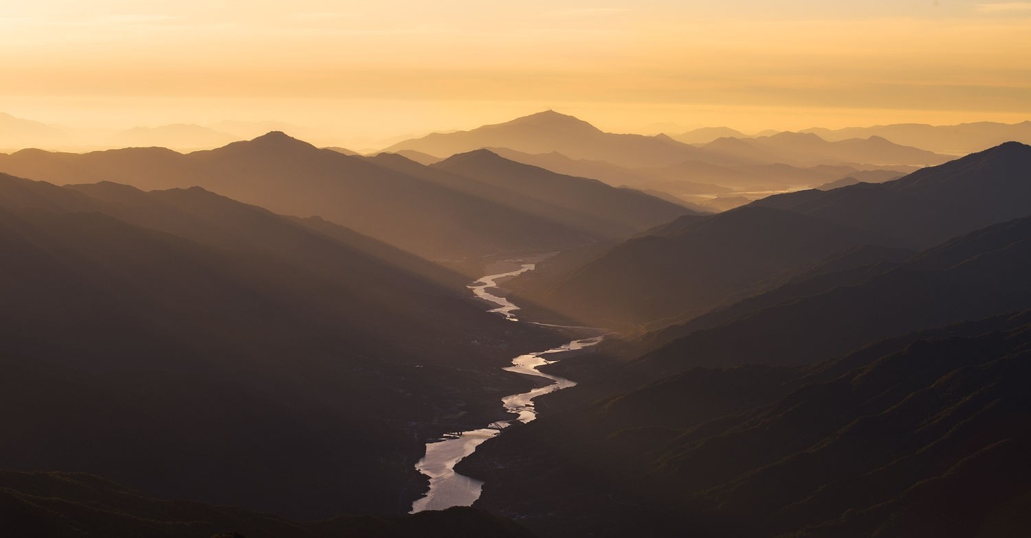 River flowing through mountains at sunrise in South Korea HD Wallpaper
