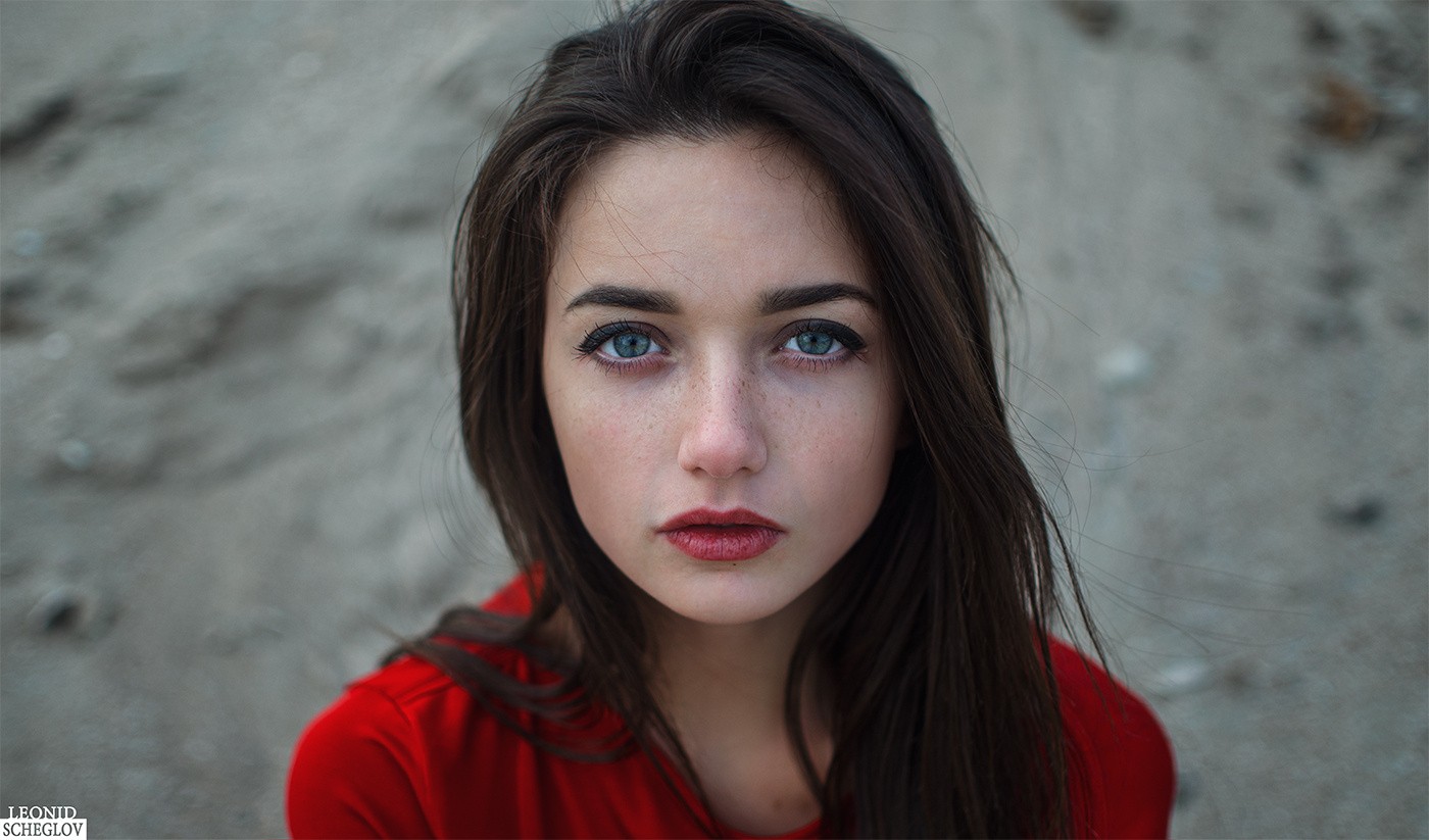 Portrait of a young woman with blue eyes HD Wallpaper